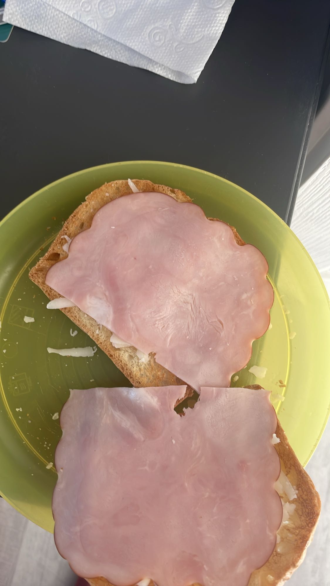 Sandviș cu șuncă și brânză