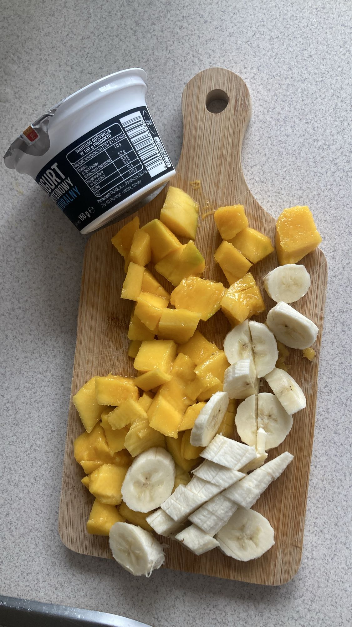 йогурт с манго и бананом