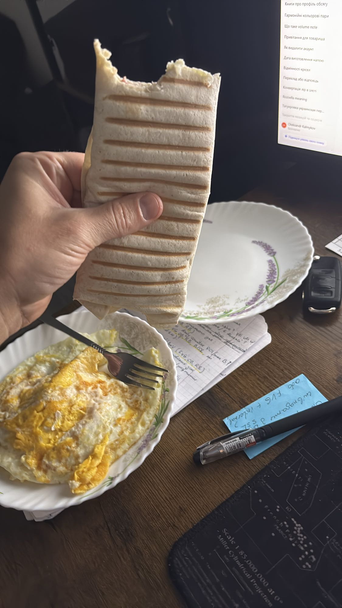 Jajka i wrap śniadaniowy