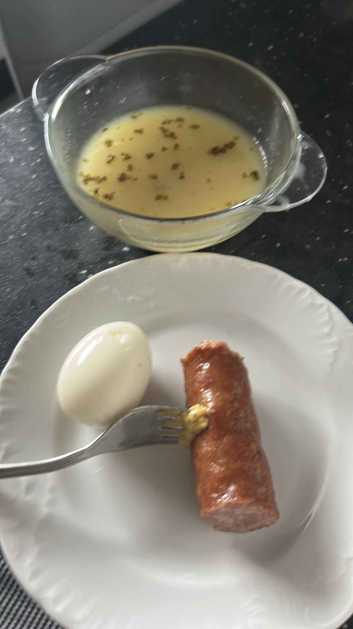 Żurek z jajkiem i kiełbasą