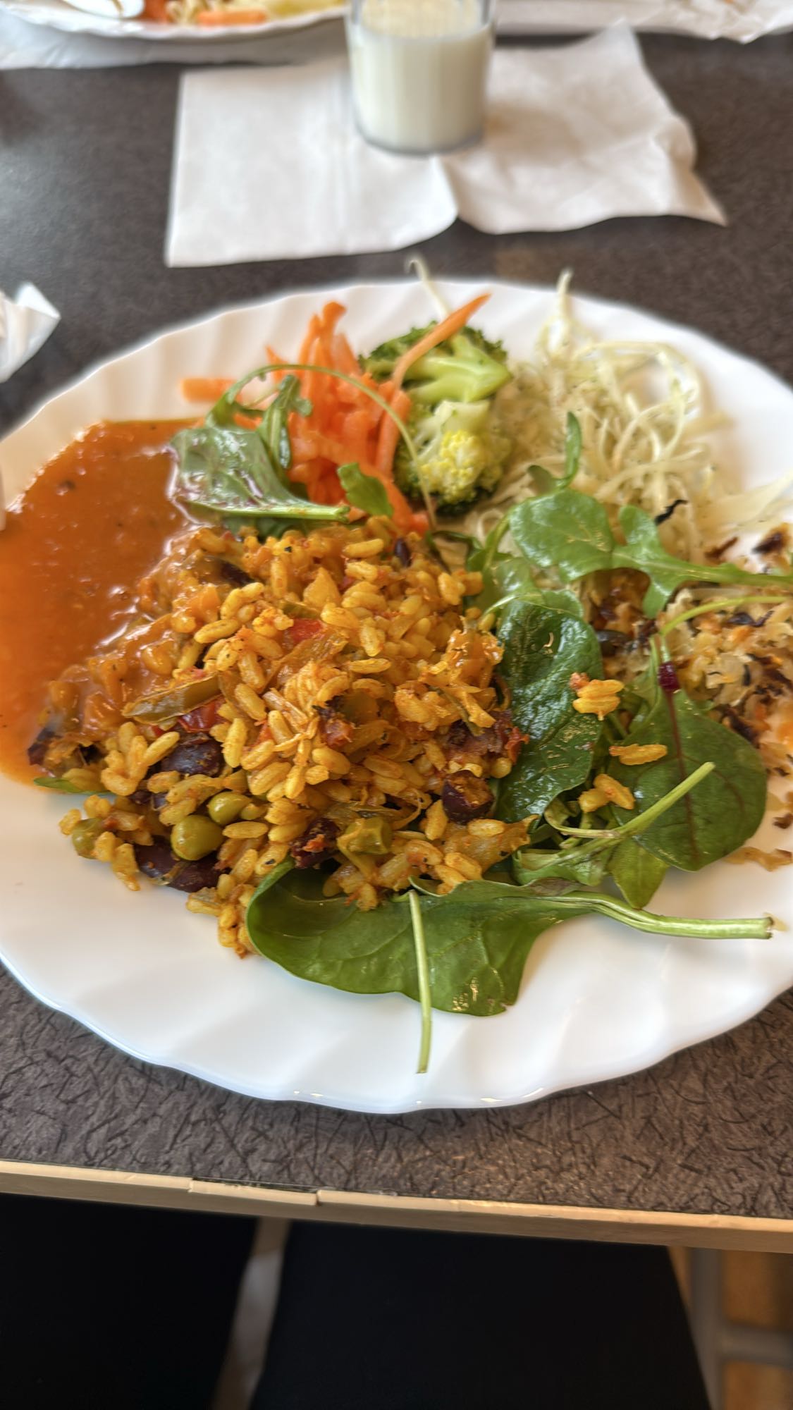Ris med grönsaker och sallad