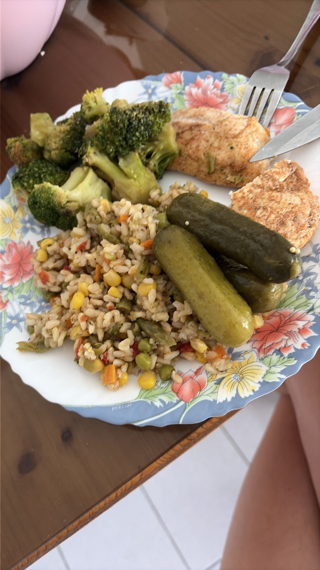 Piept de pui cu orez brun, legume și castraveți murați