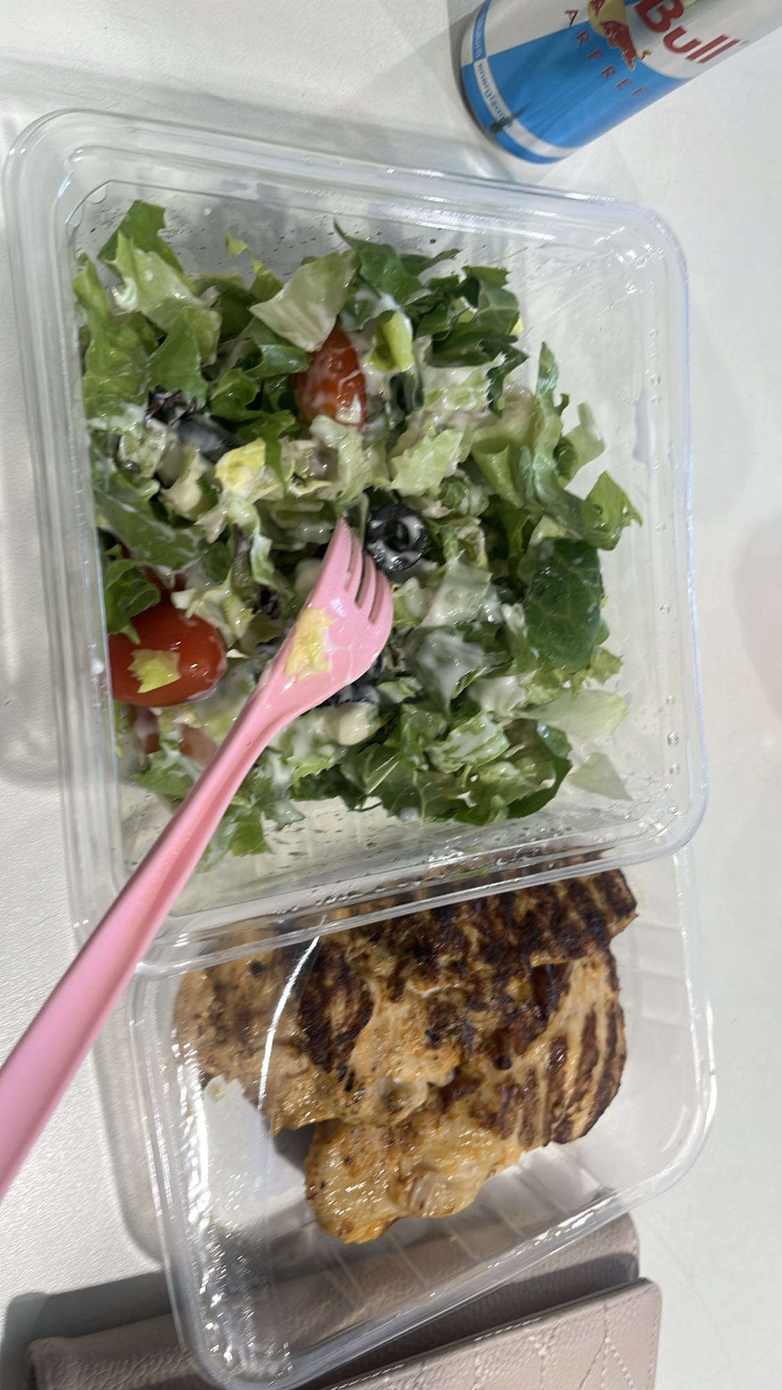 Salată cu pui la grătar