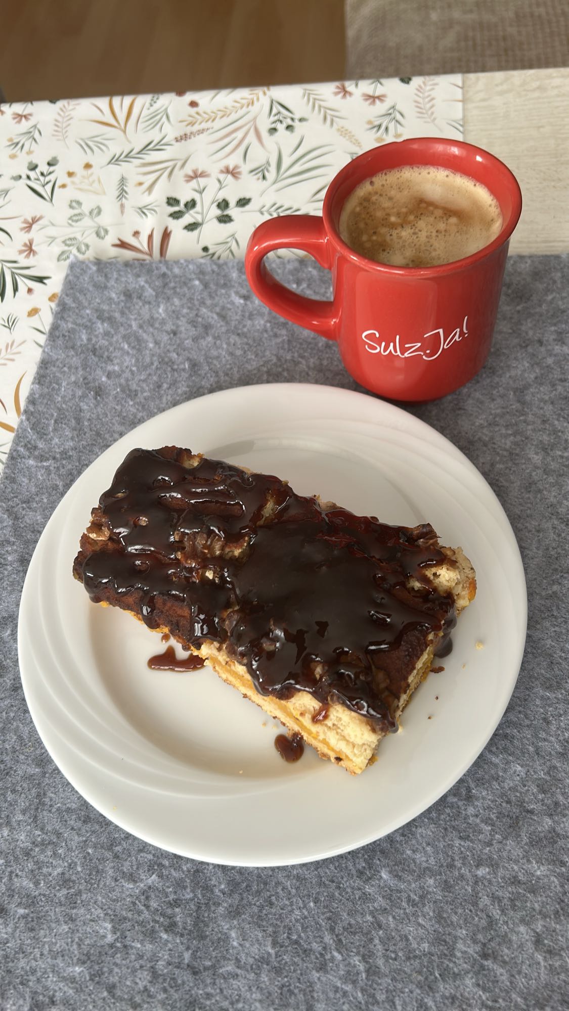 Pastel con chocolate y café