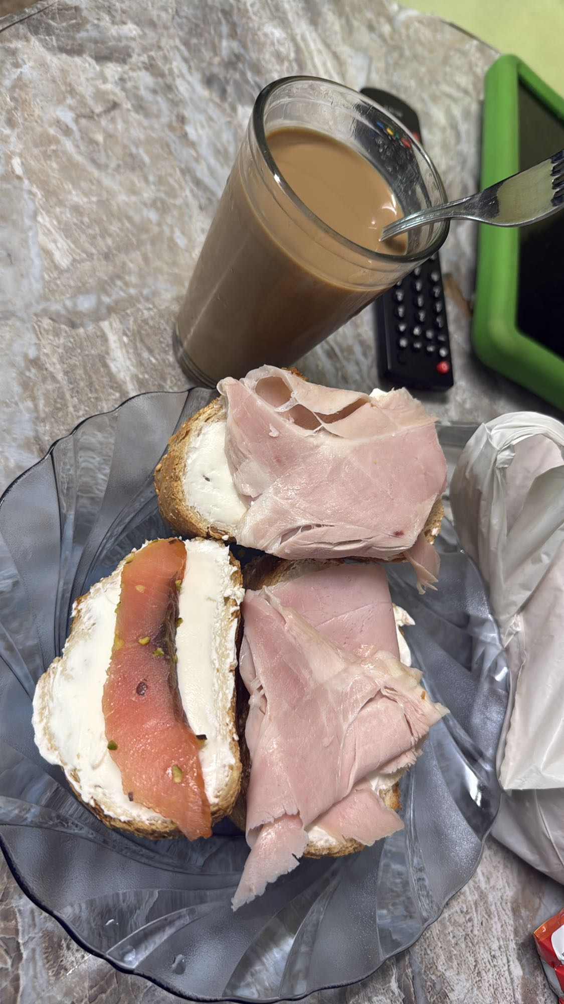 Tostadas mixtas y café