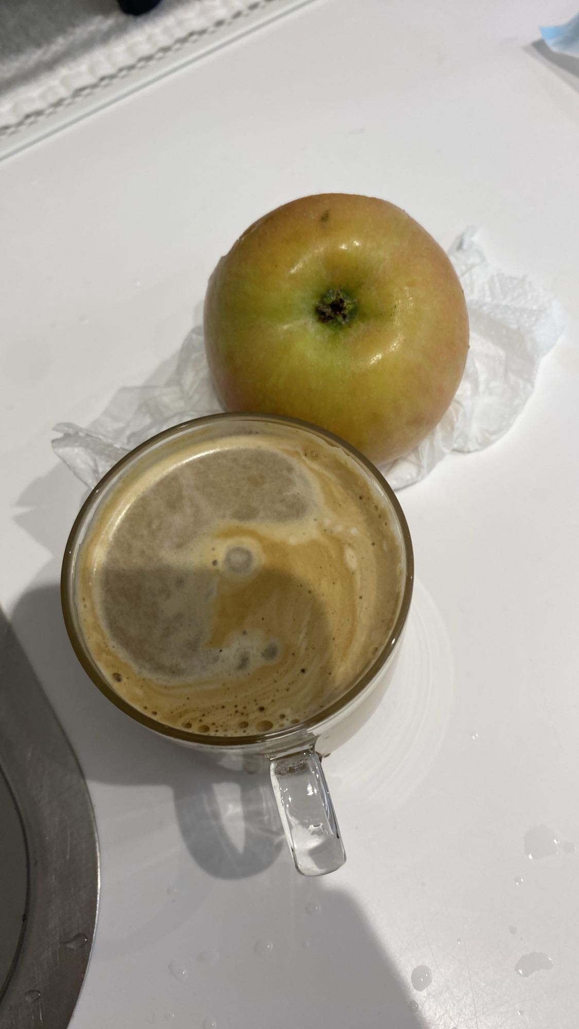 Manzana y café solo