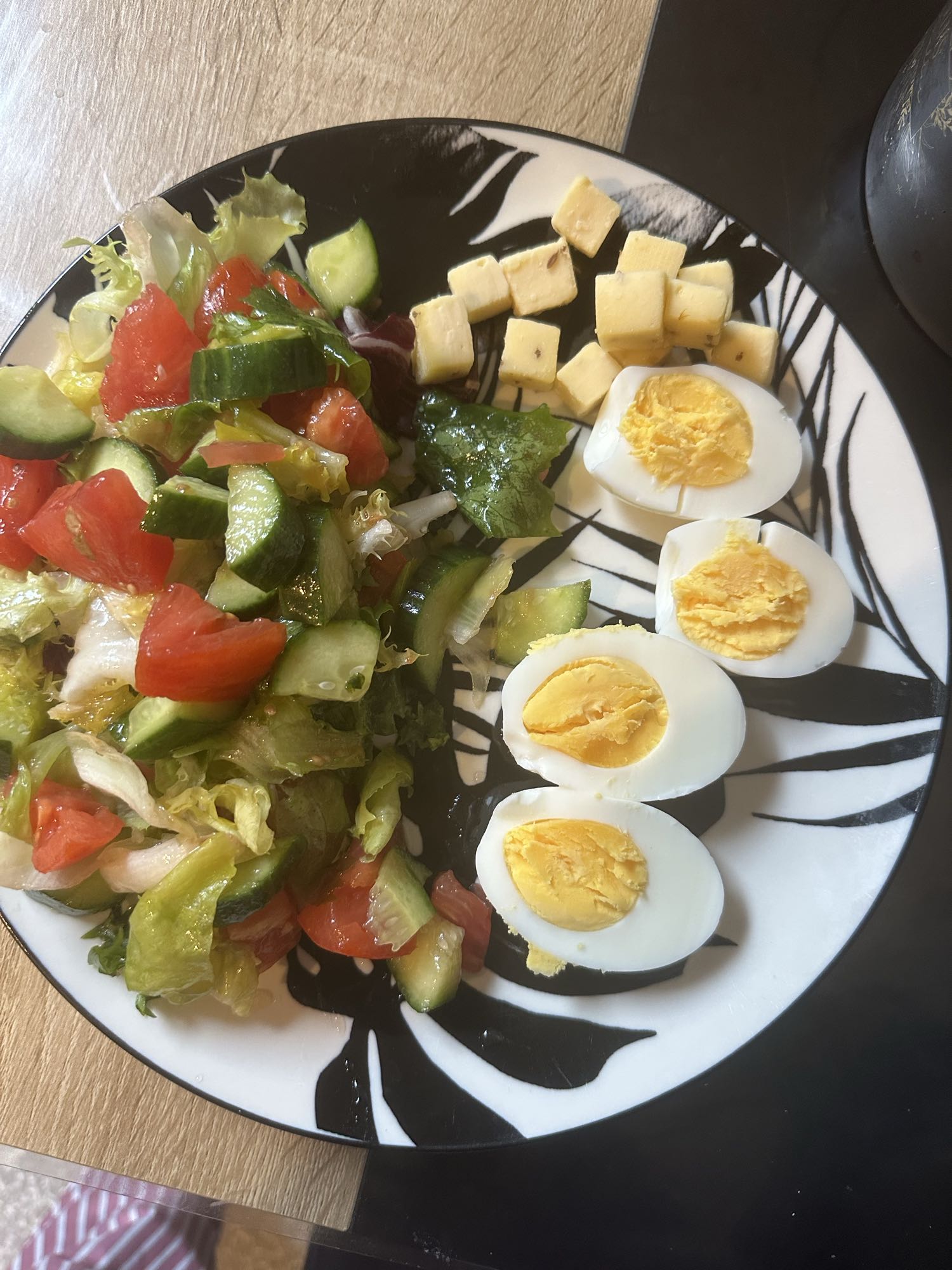 Salată cu ouă și brânză