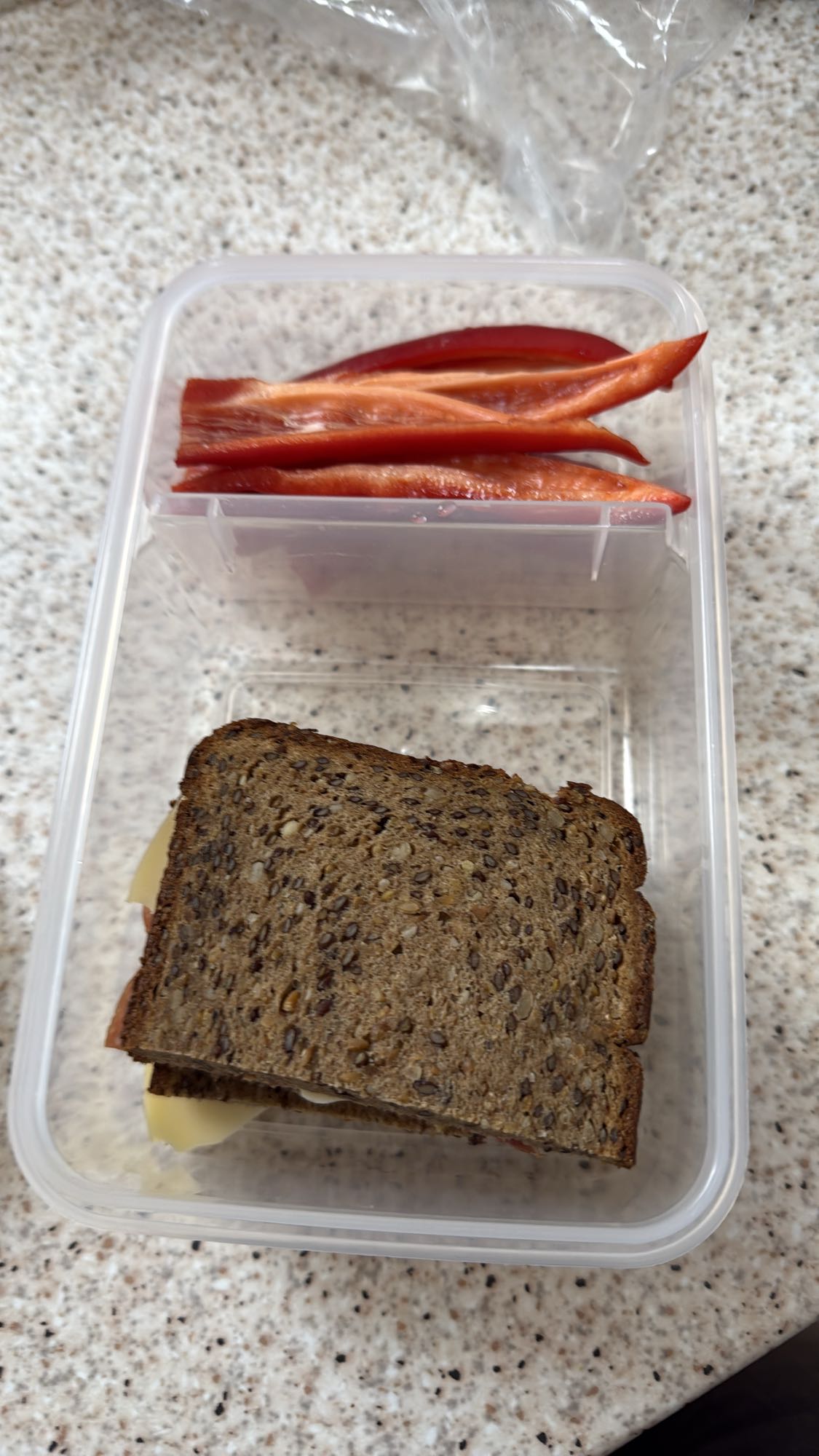 Vollkornbrot-Sandwich & Paprika