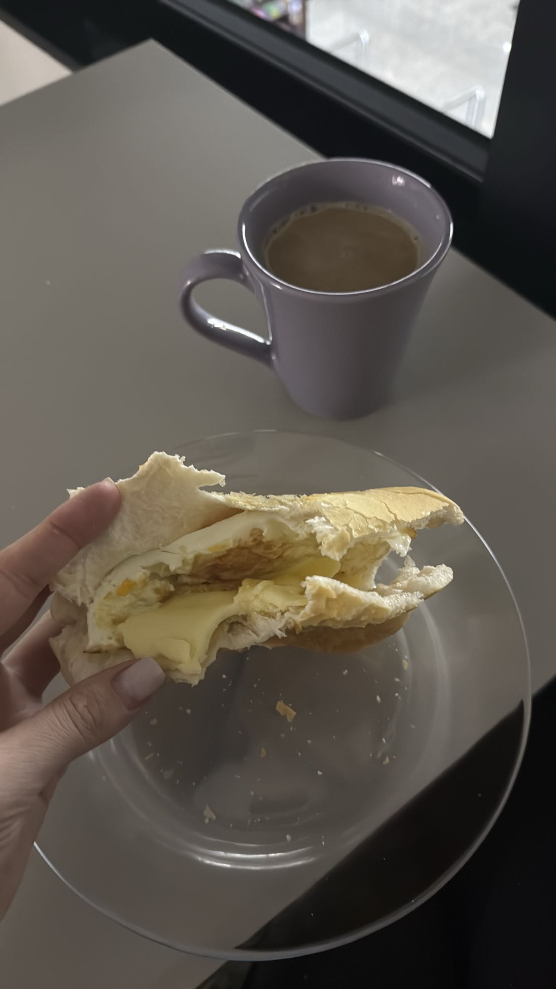 Pão com ovo e café