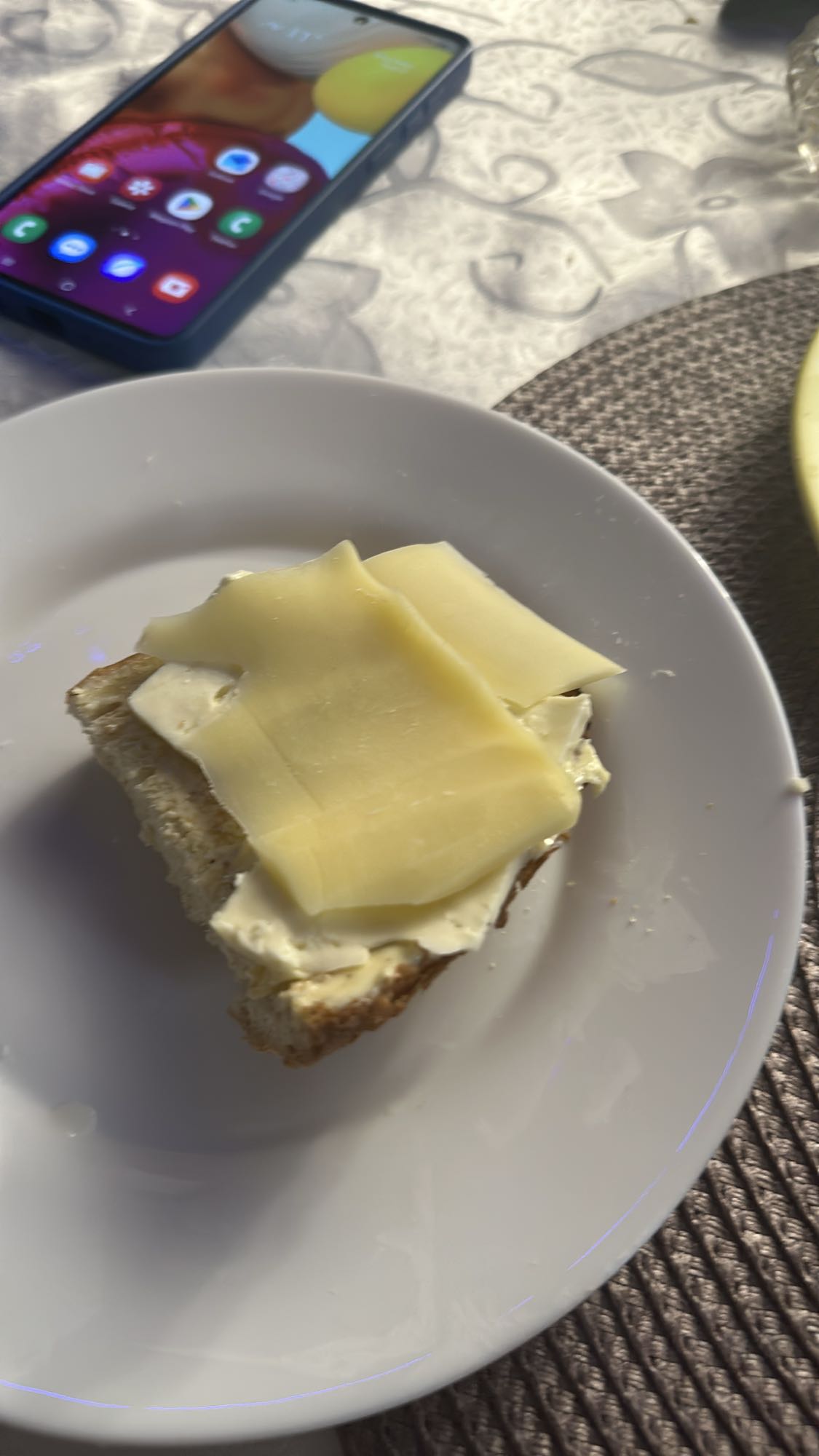 Pâine cu brânză și unt