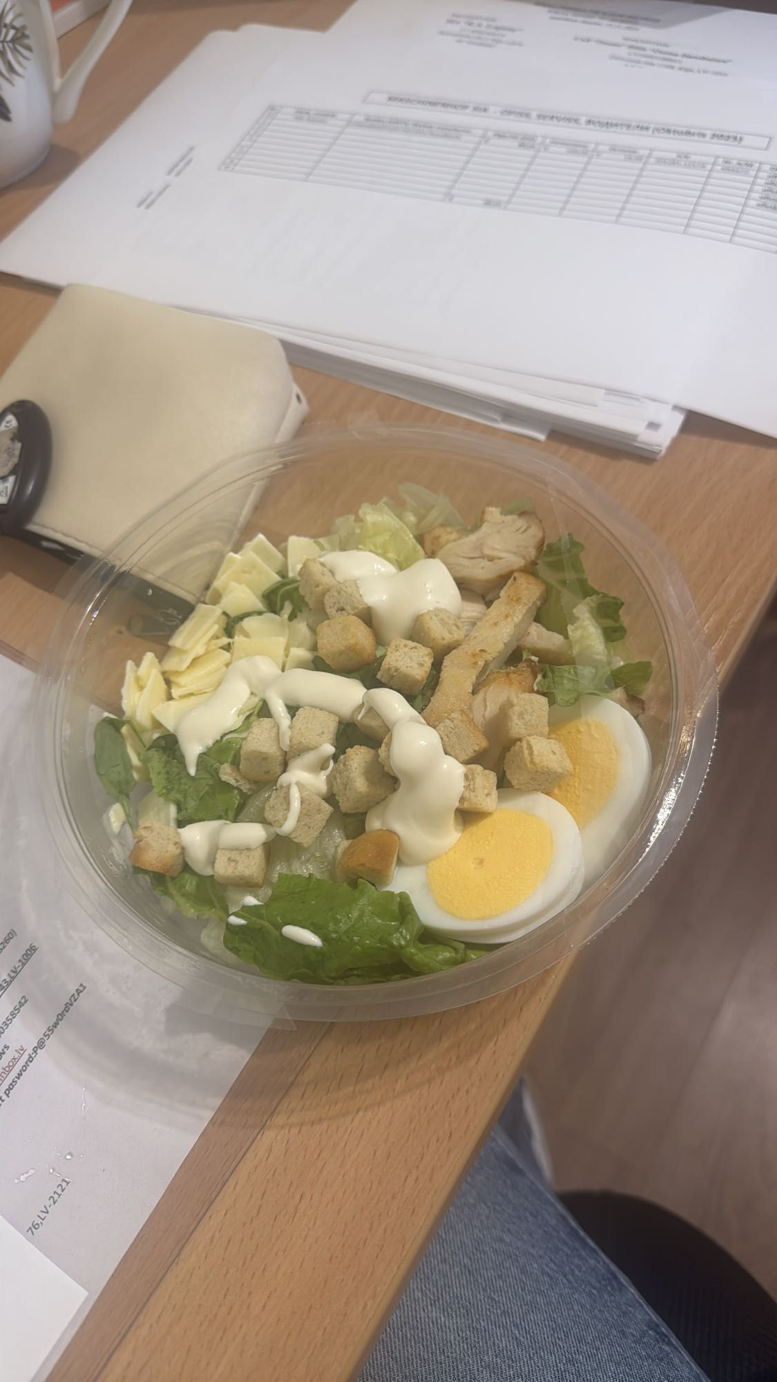 Цезарь с курицей и яйцом