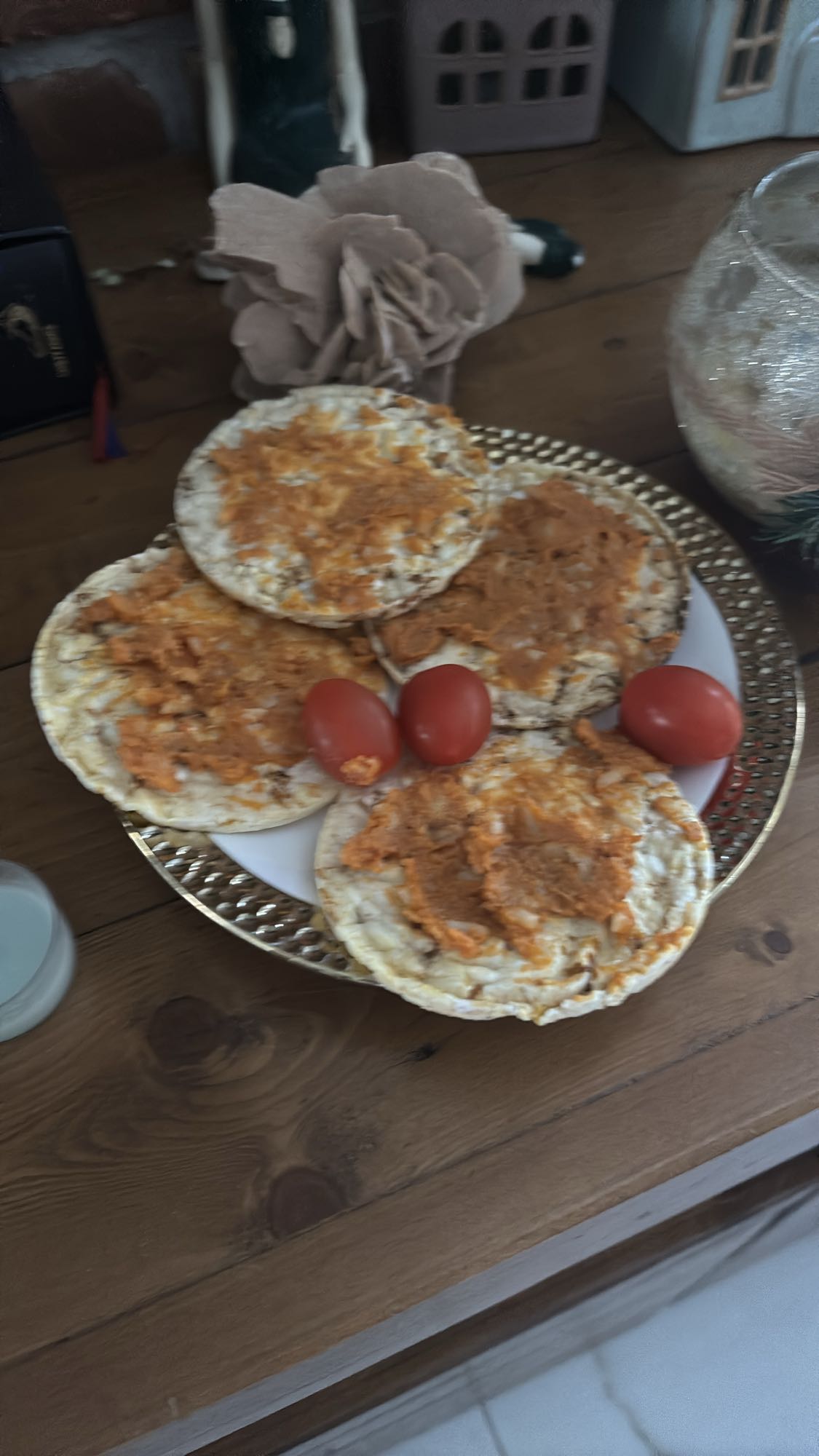 Wafle ryżowe z pastą i pomidorem