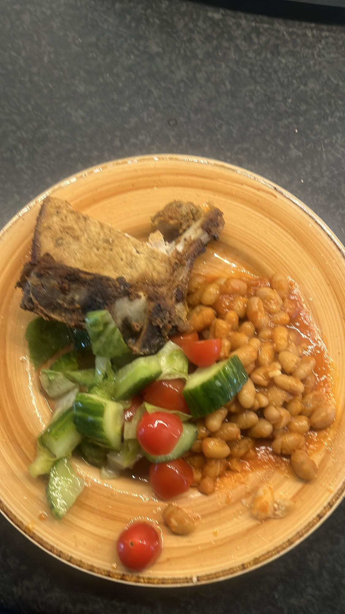 Bönor, kotlett & sallad