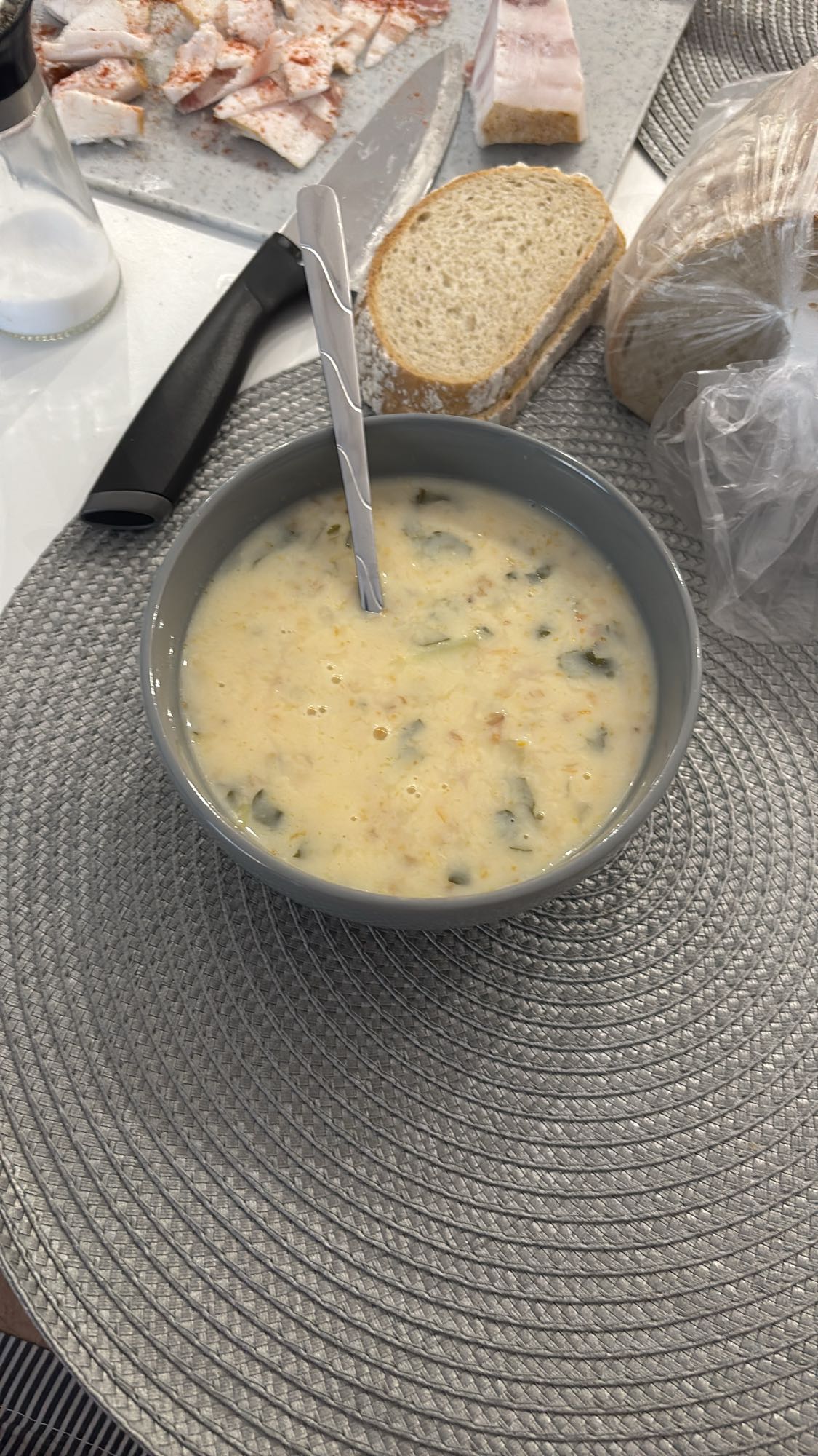 zupa serowa z chlebem