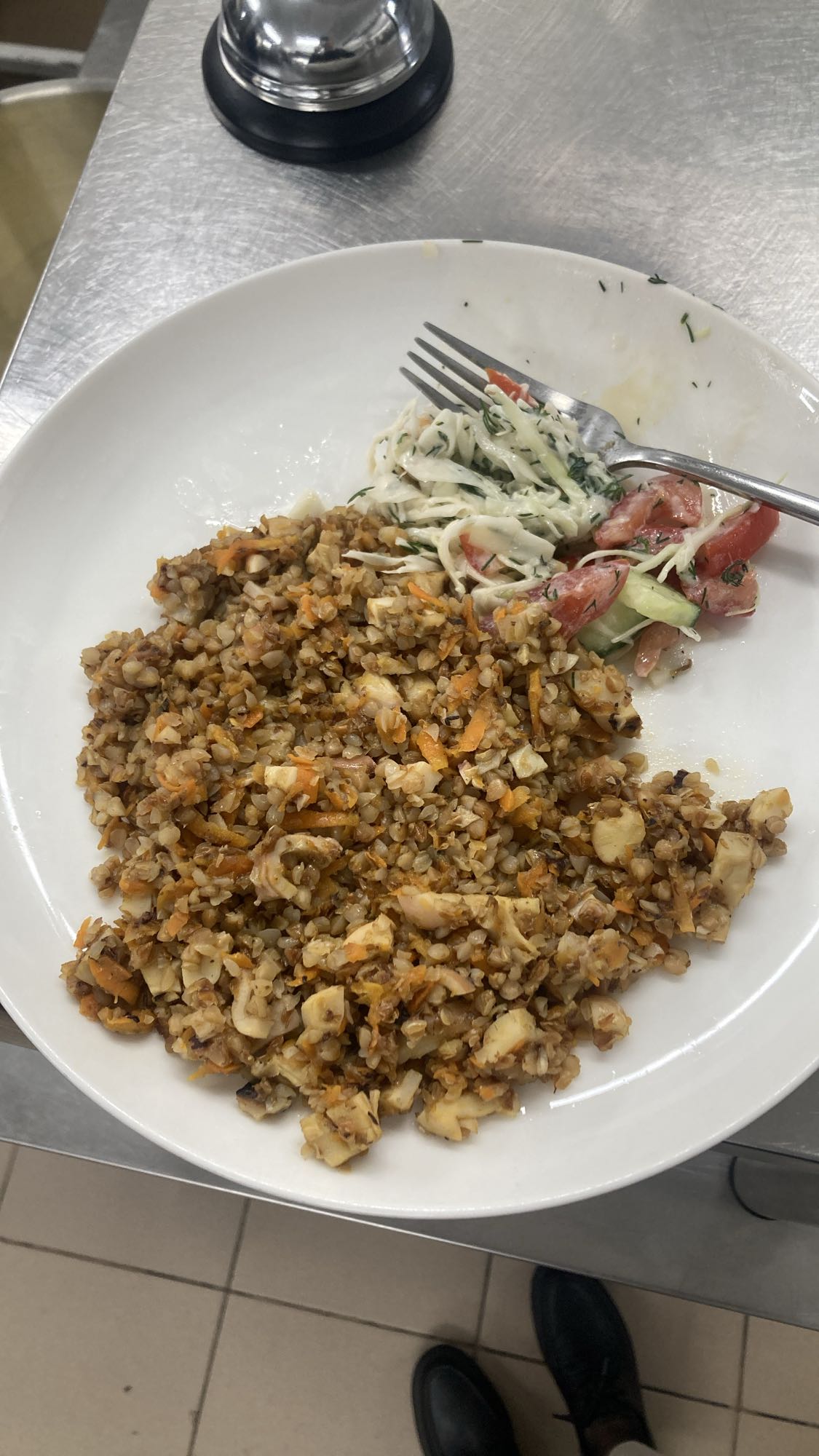 гречка с овощами и салат