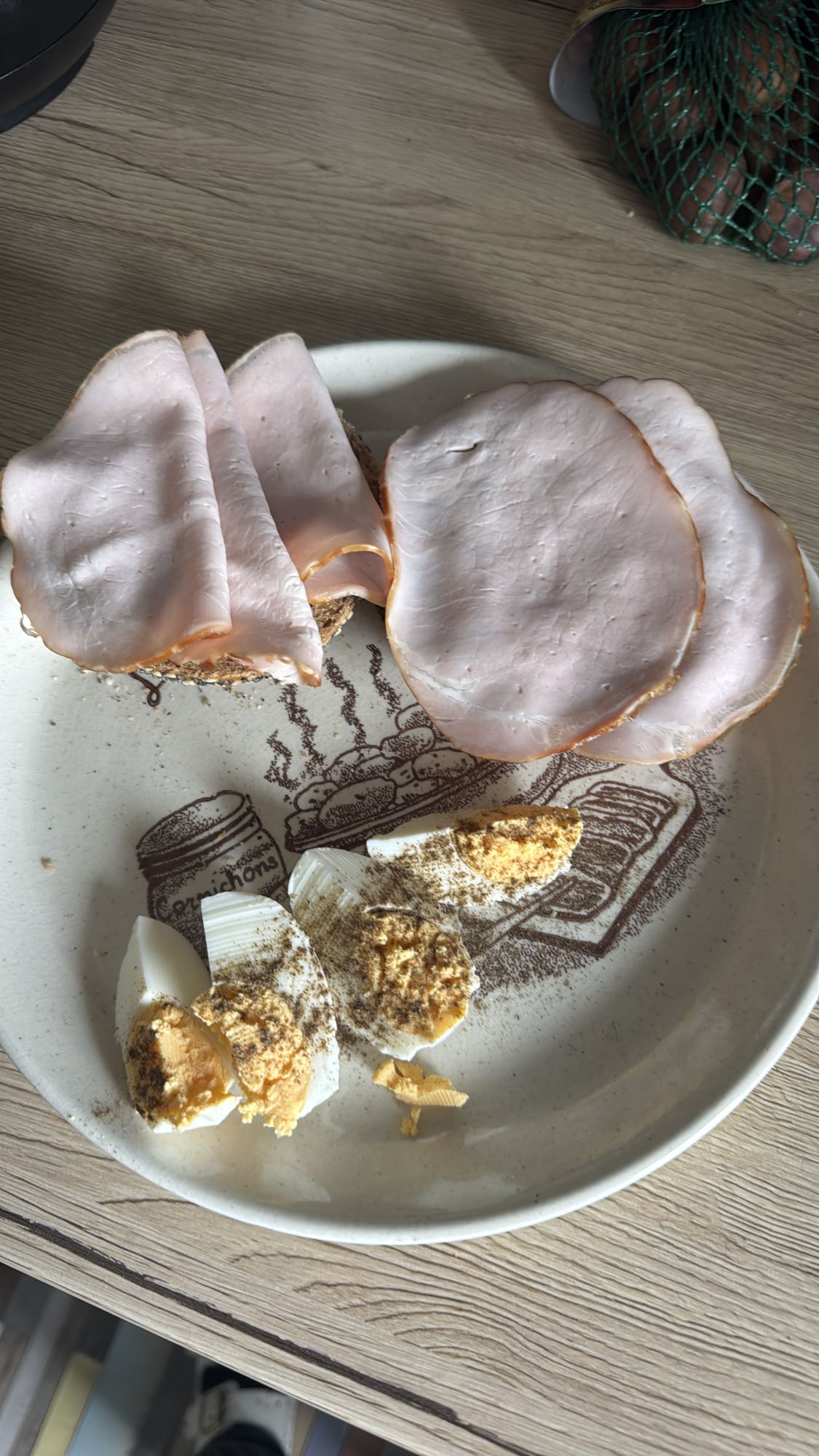 Gekookt ei en kipfilet