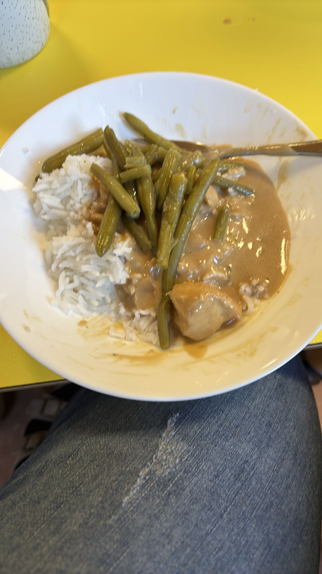 Rijst met kip, sperziebonen en saus