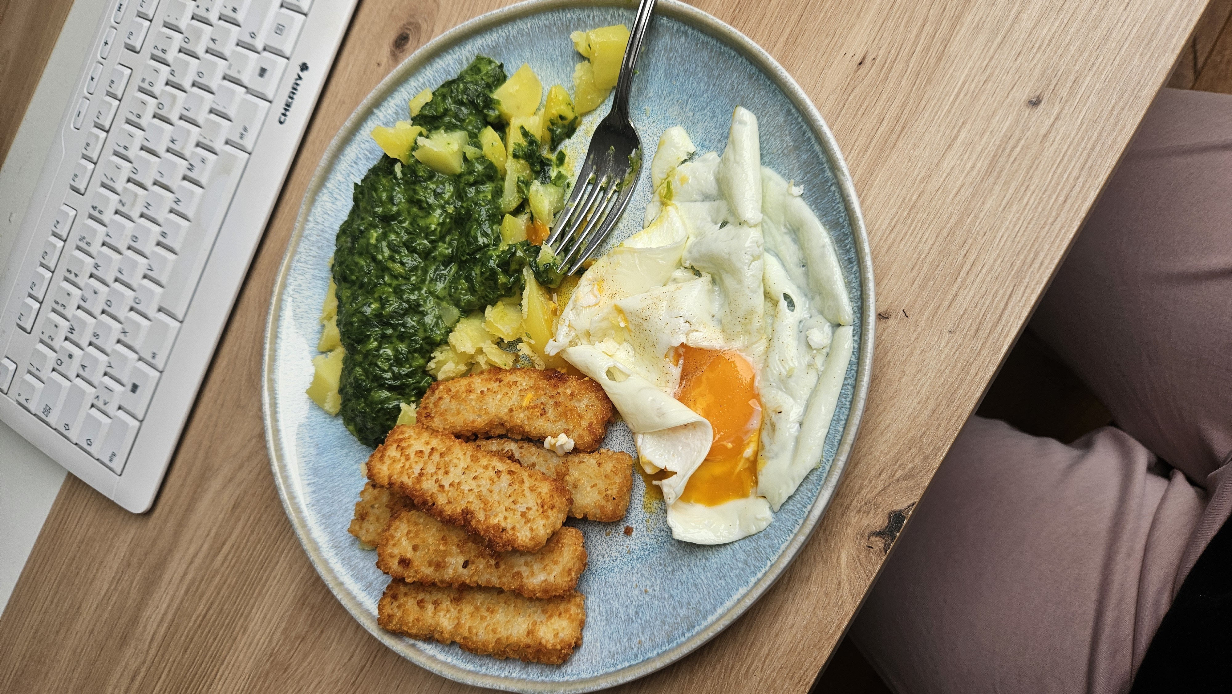 Spinat, Kartoffeln, Ei, Fischstäbchen