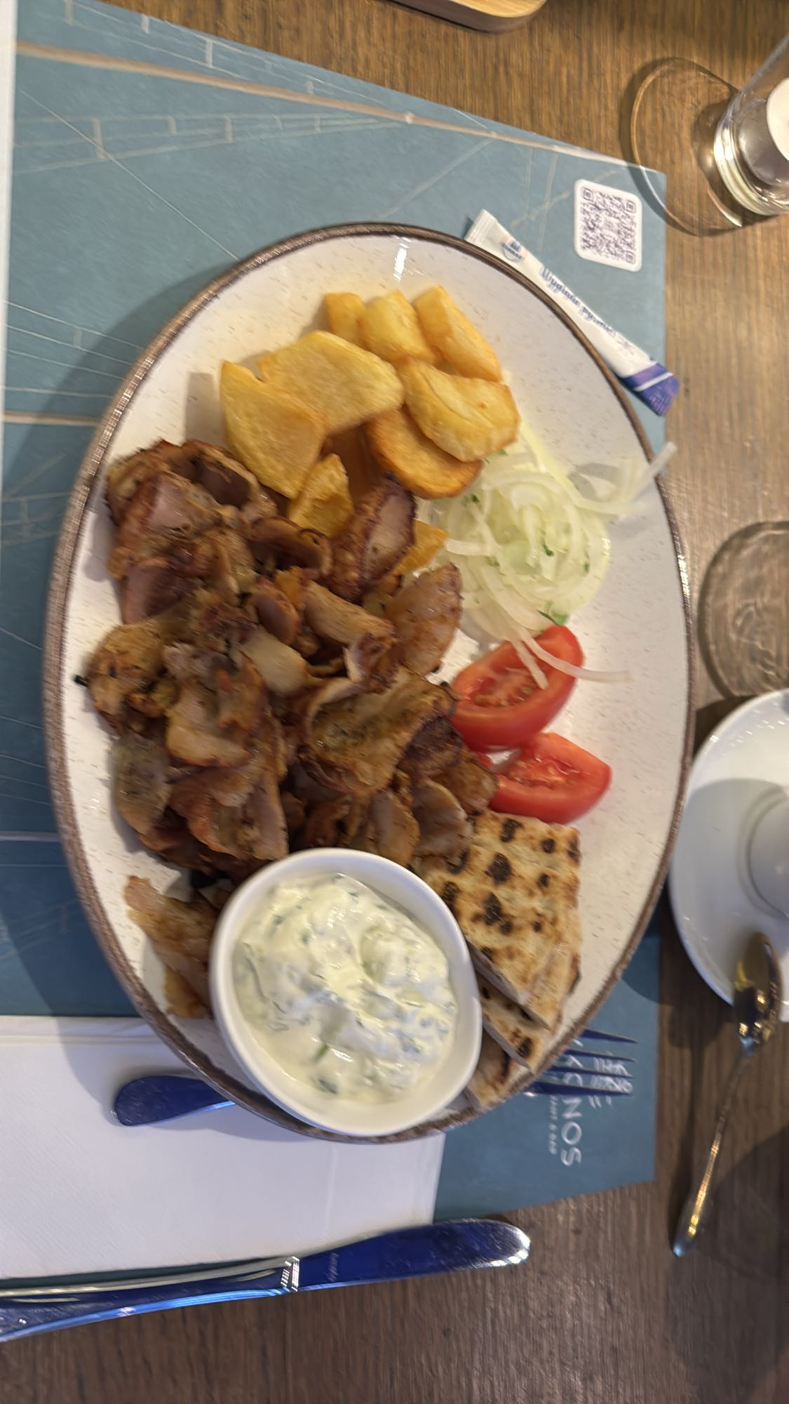 Talerz gyros z dodatkami