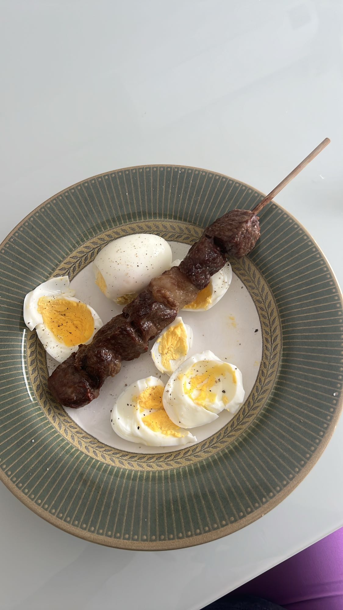Espetinho com ovos cozidos