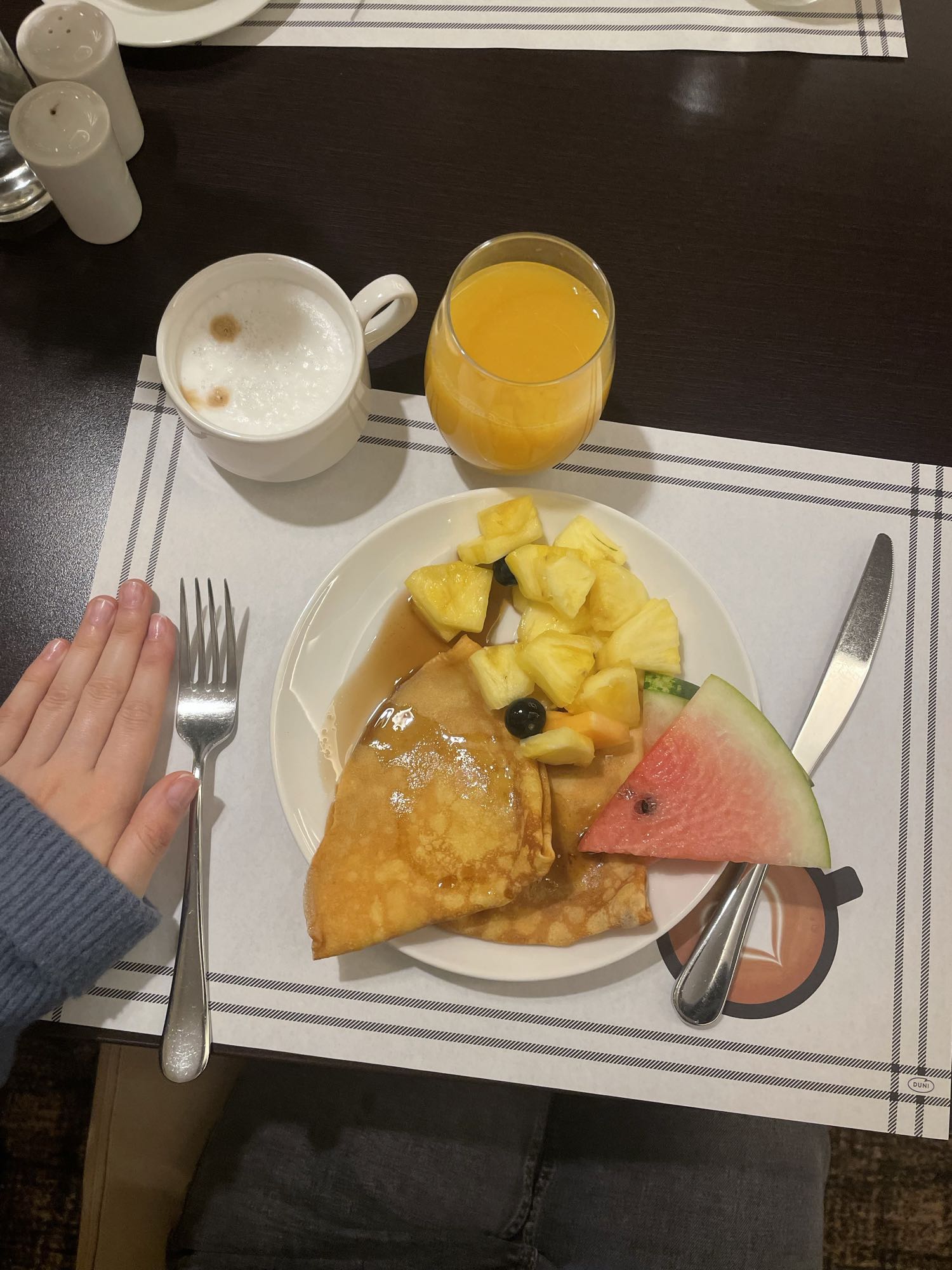 Naleśniki z owocami i sokiem