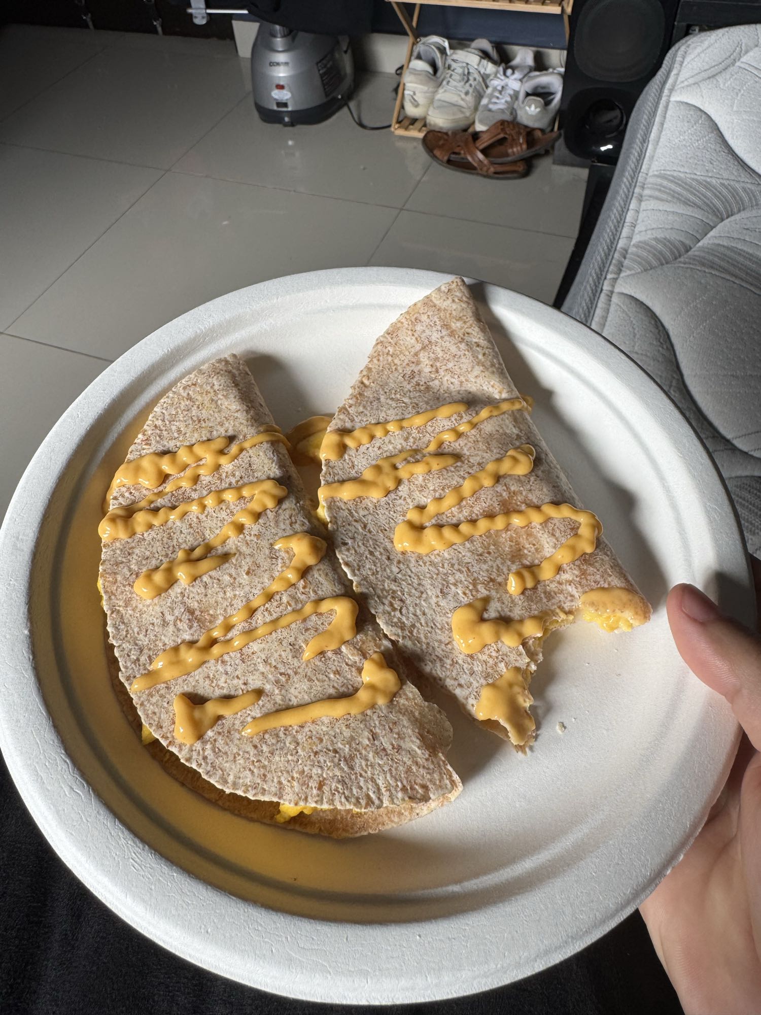 Quesadillas integrales con huevo y salsa de queso