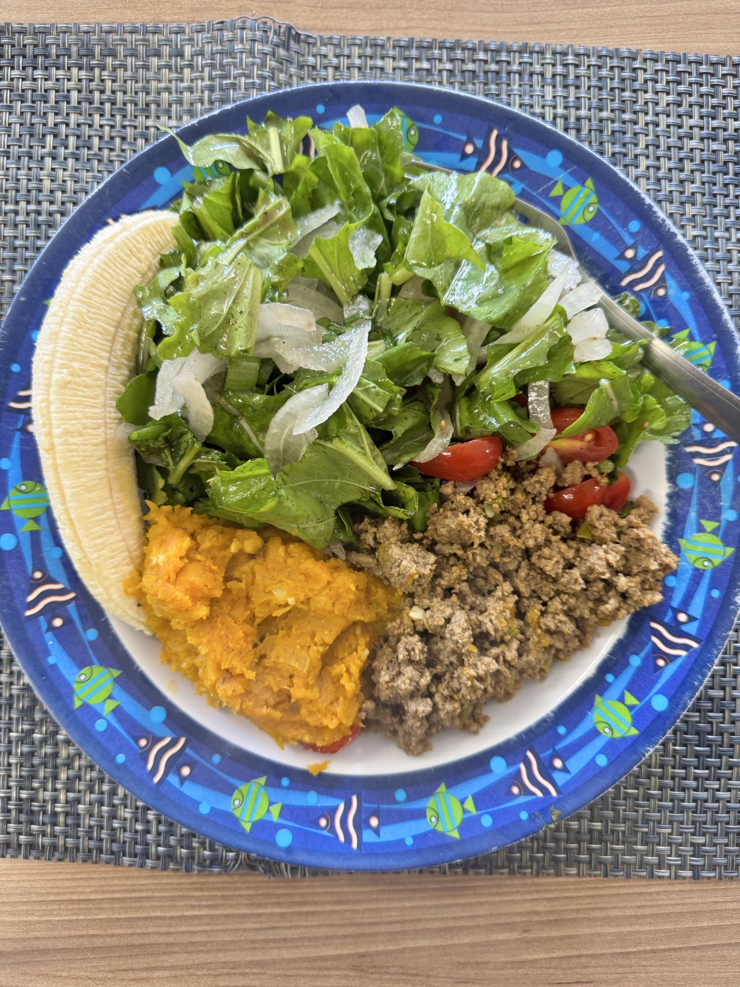 Carne moída com salada