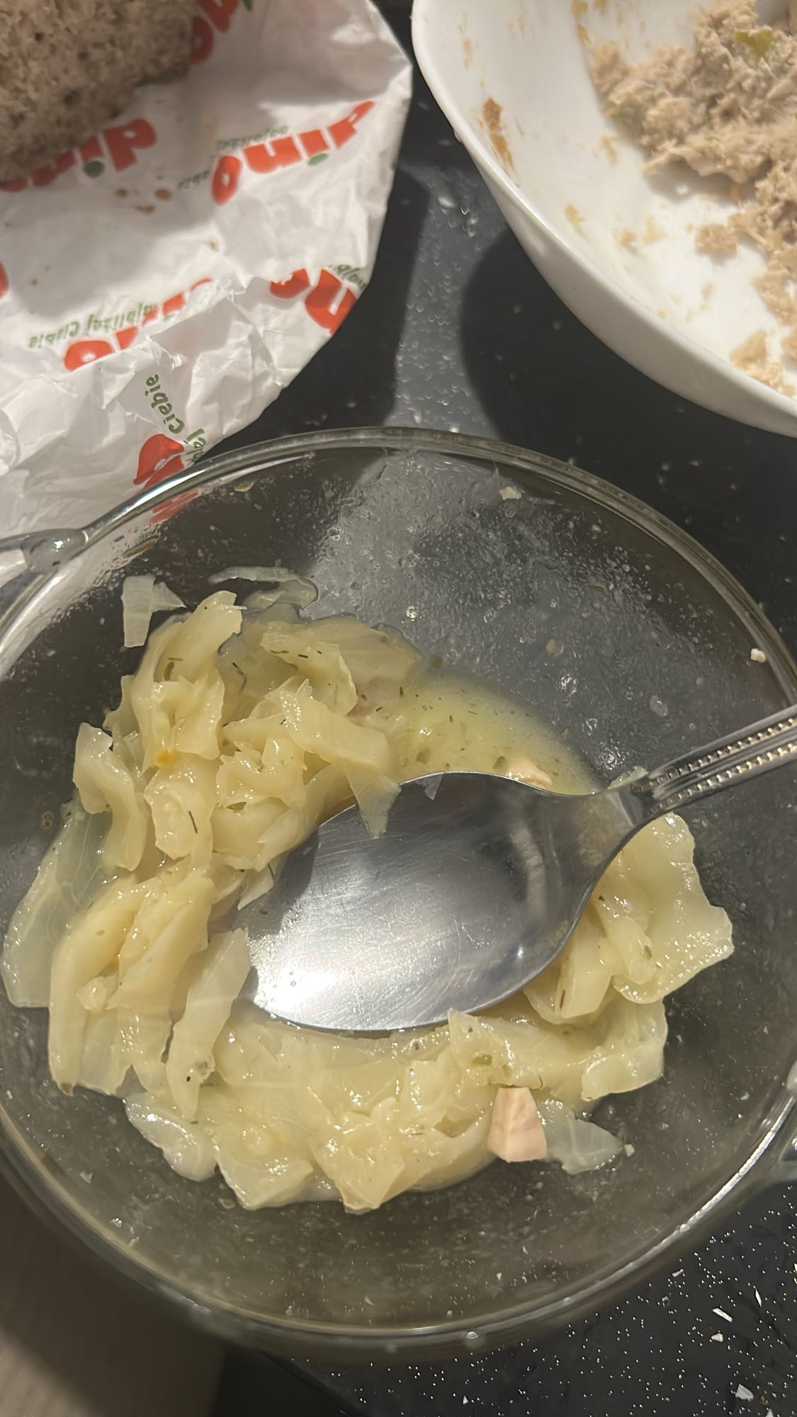 Chleb z tuńczykiem i kapustą