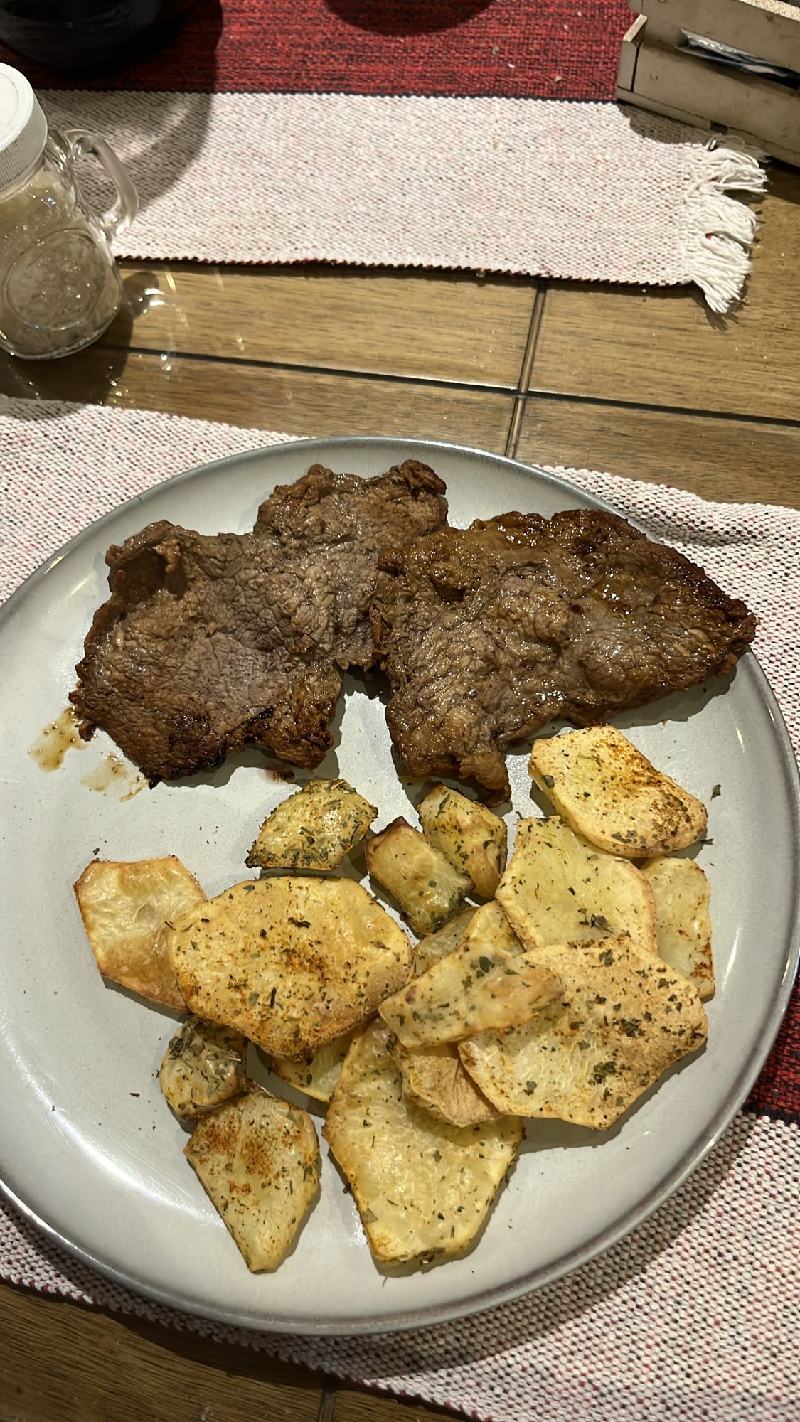 Bistec con papas al horno