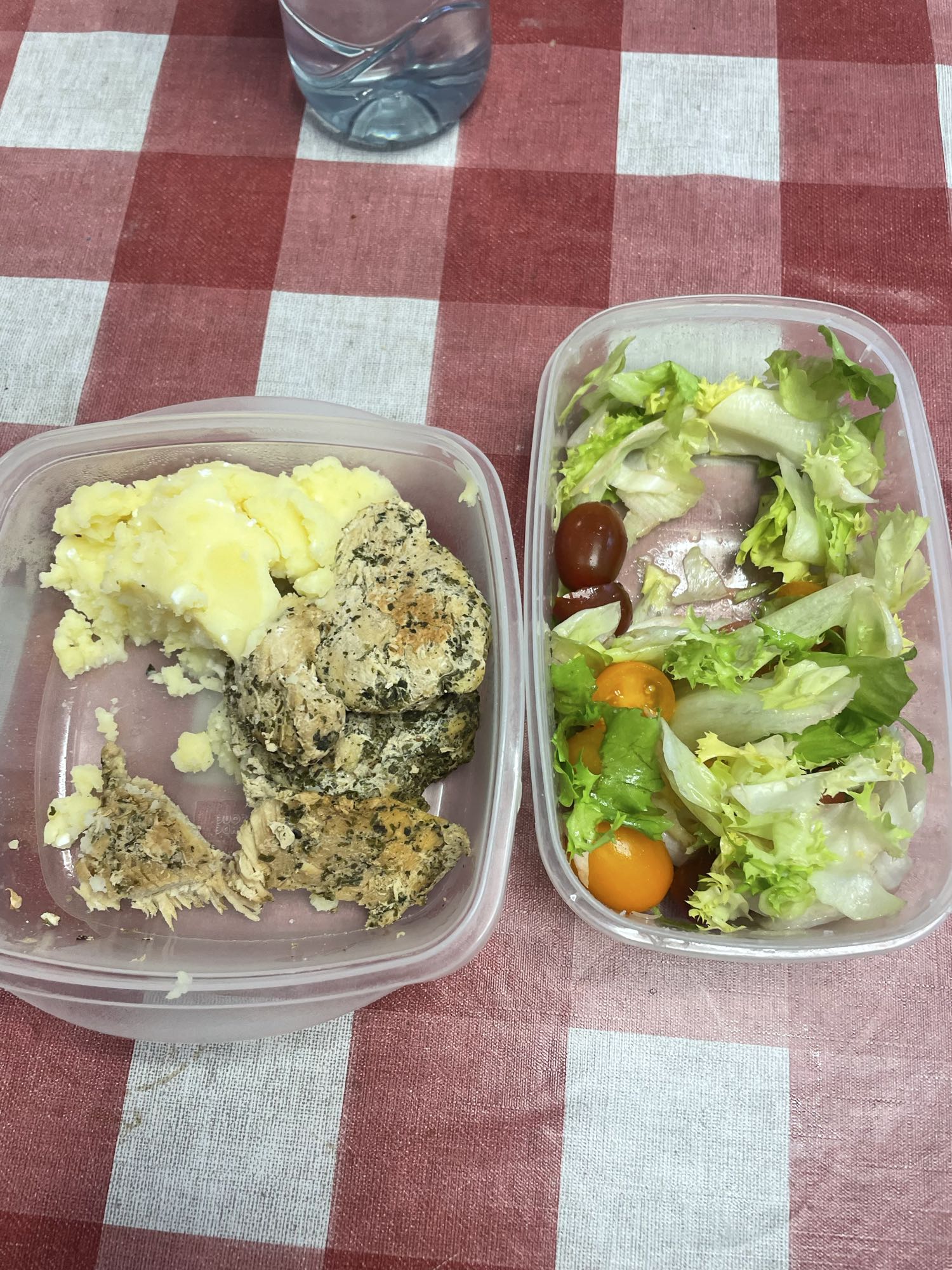 Pollo con puré y ensalada