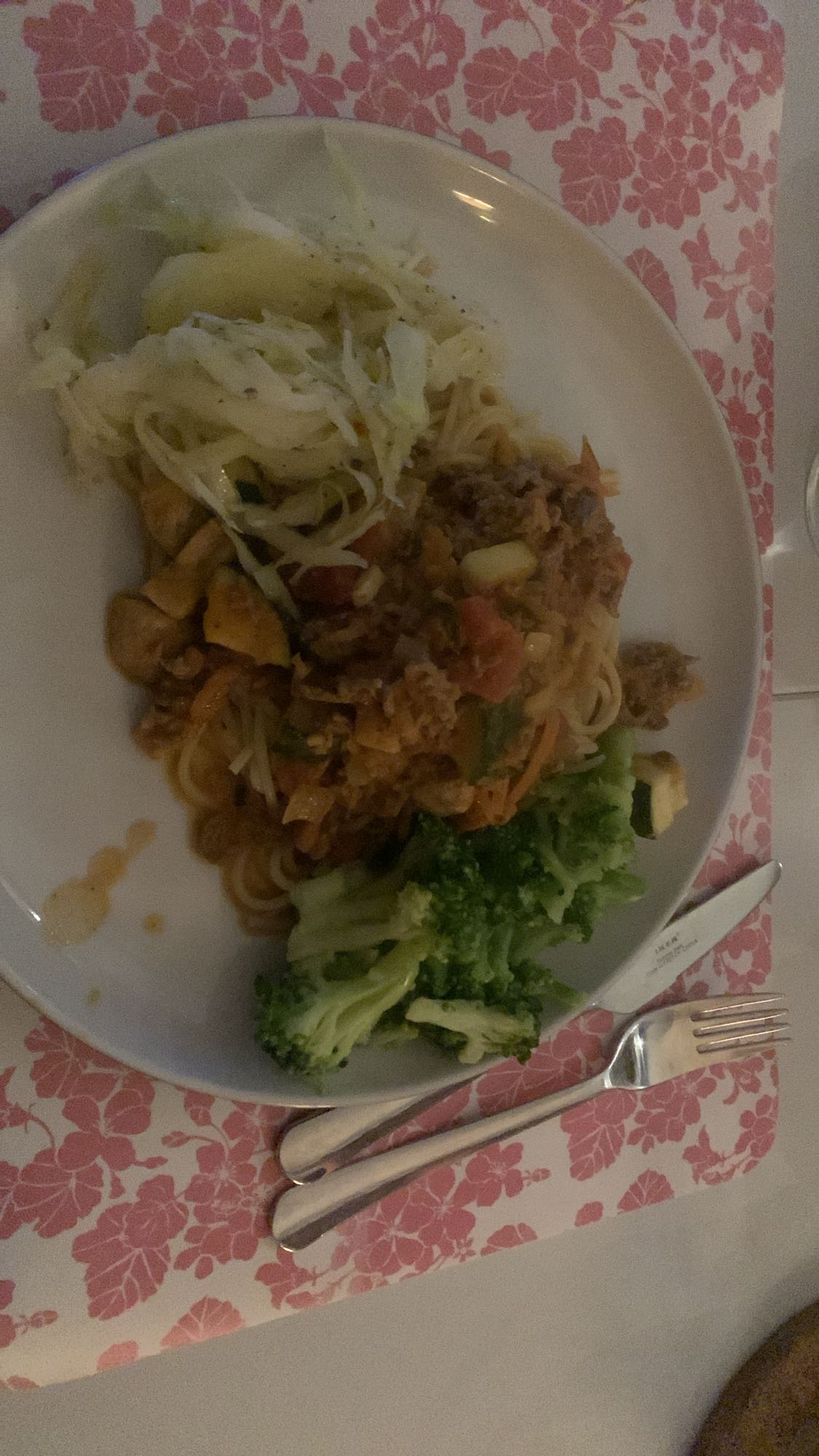 Pasta med köttfärssås och grönsaker