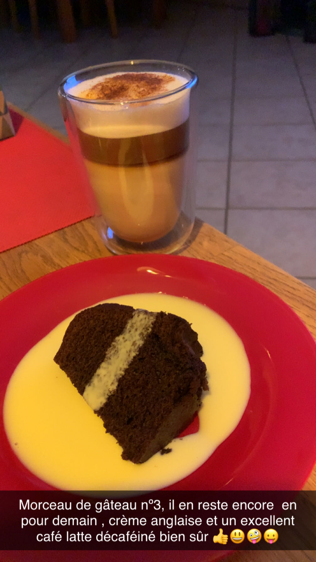 Gâteau et café latte