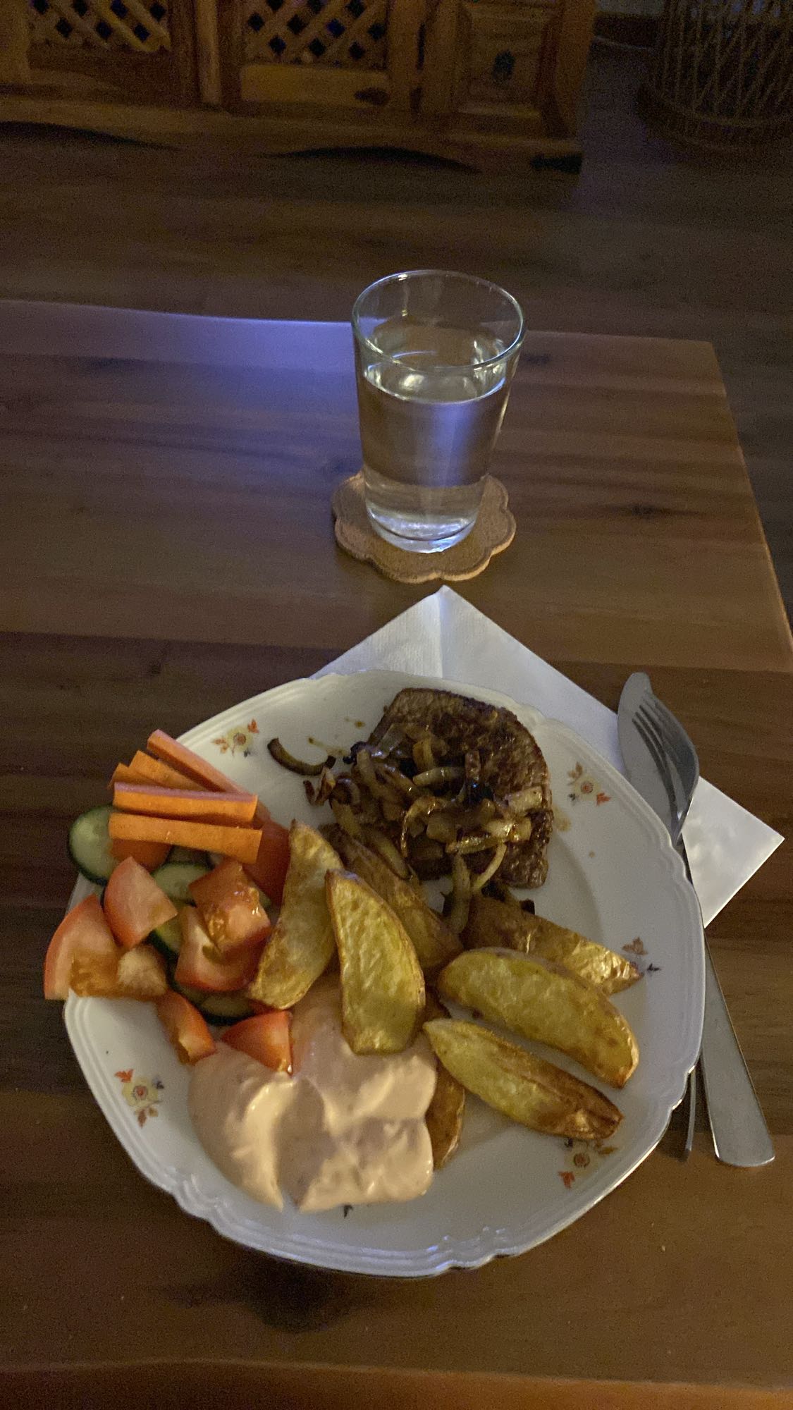 Biff med klyftpotatis & sallad