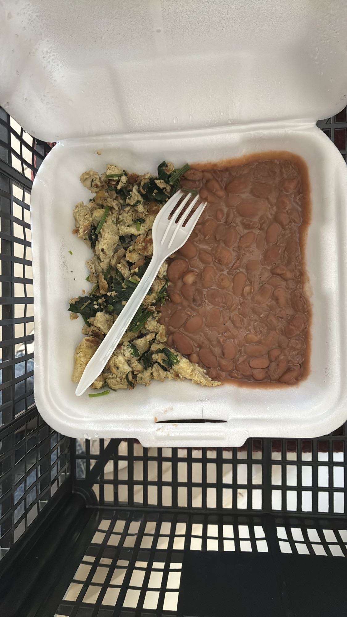 Huevos con espinacas y frijoles