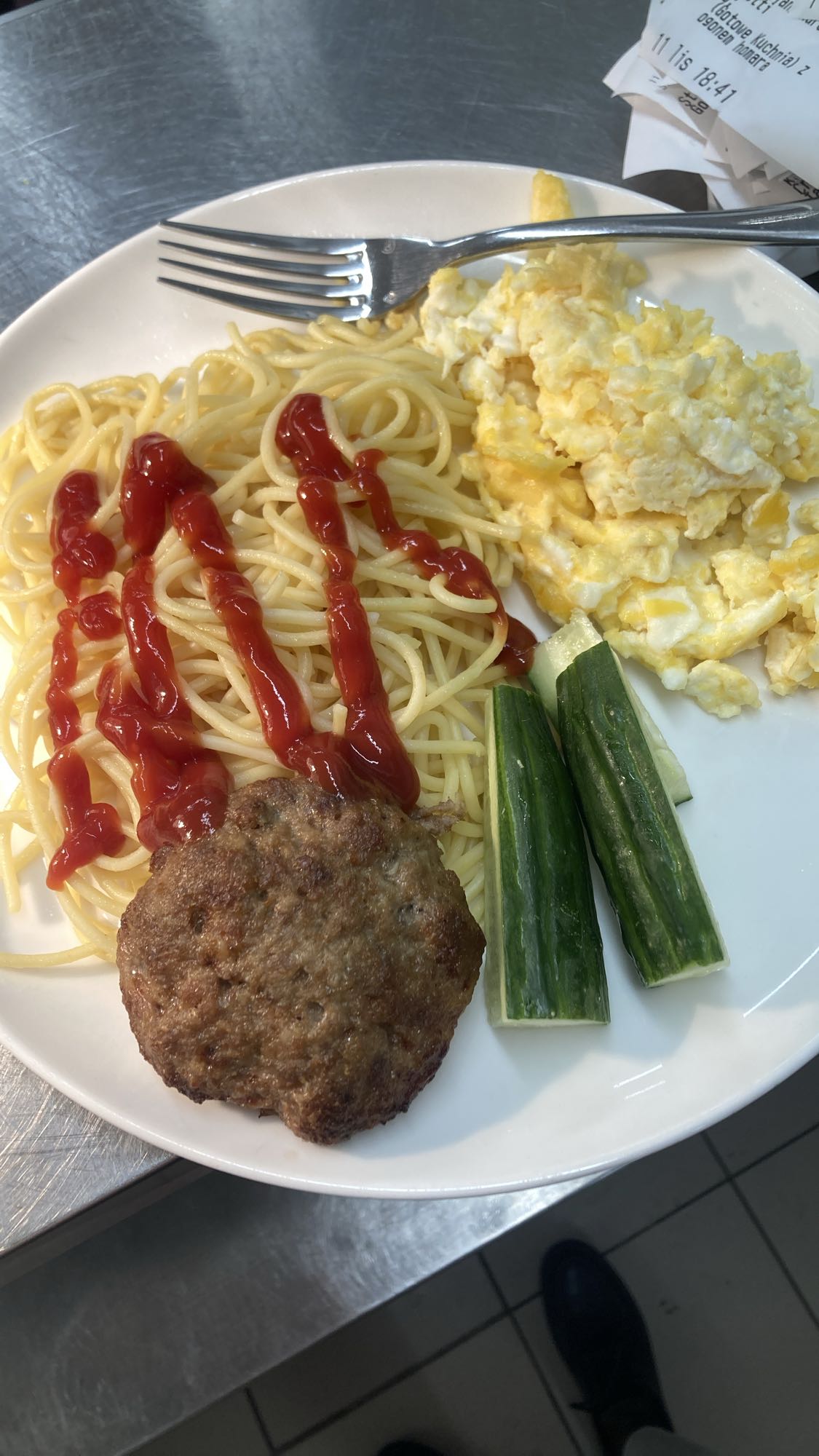 Макароны с котлетой и яйцом