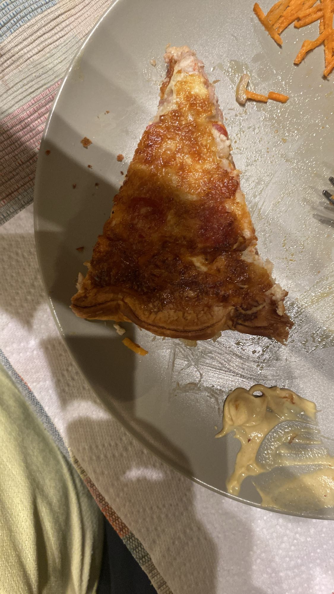 Part de pizza et crudités