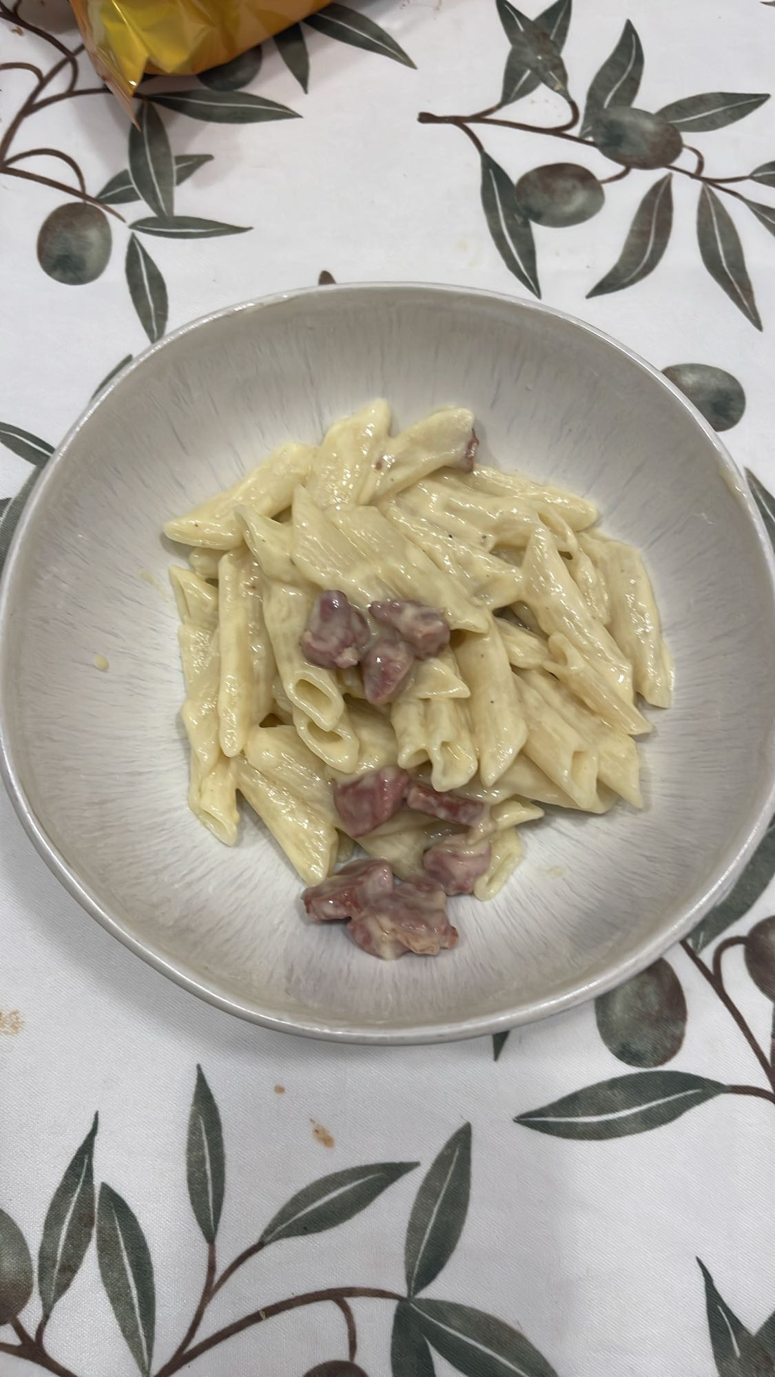 Penne cu sos alb și bacon