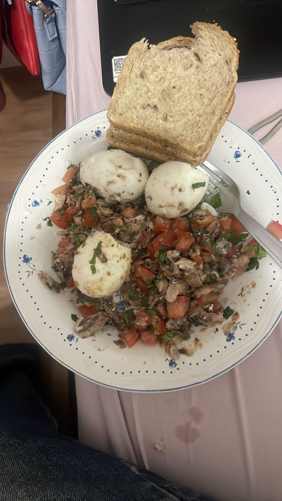 Œufs, sardines et pain