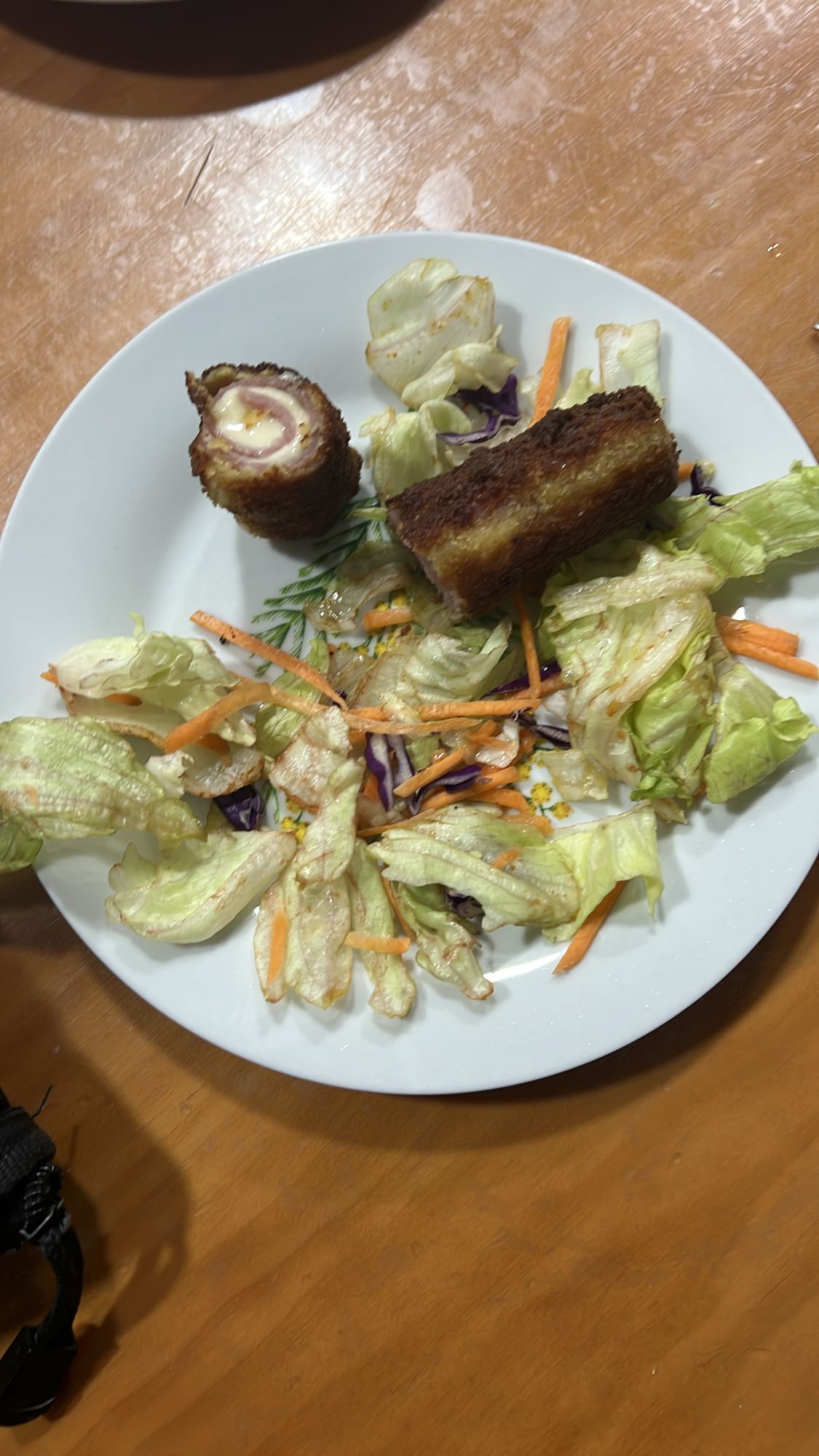 Ensalada con rollo empanizado