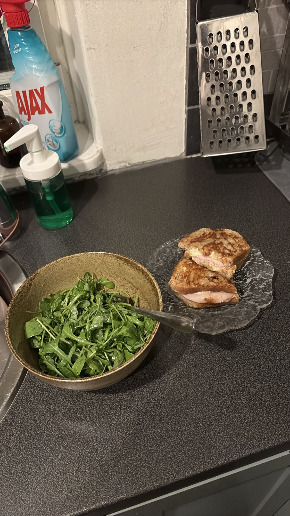 Grillad smörgås med sallad