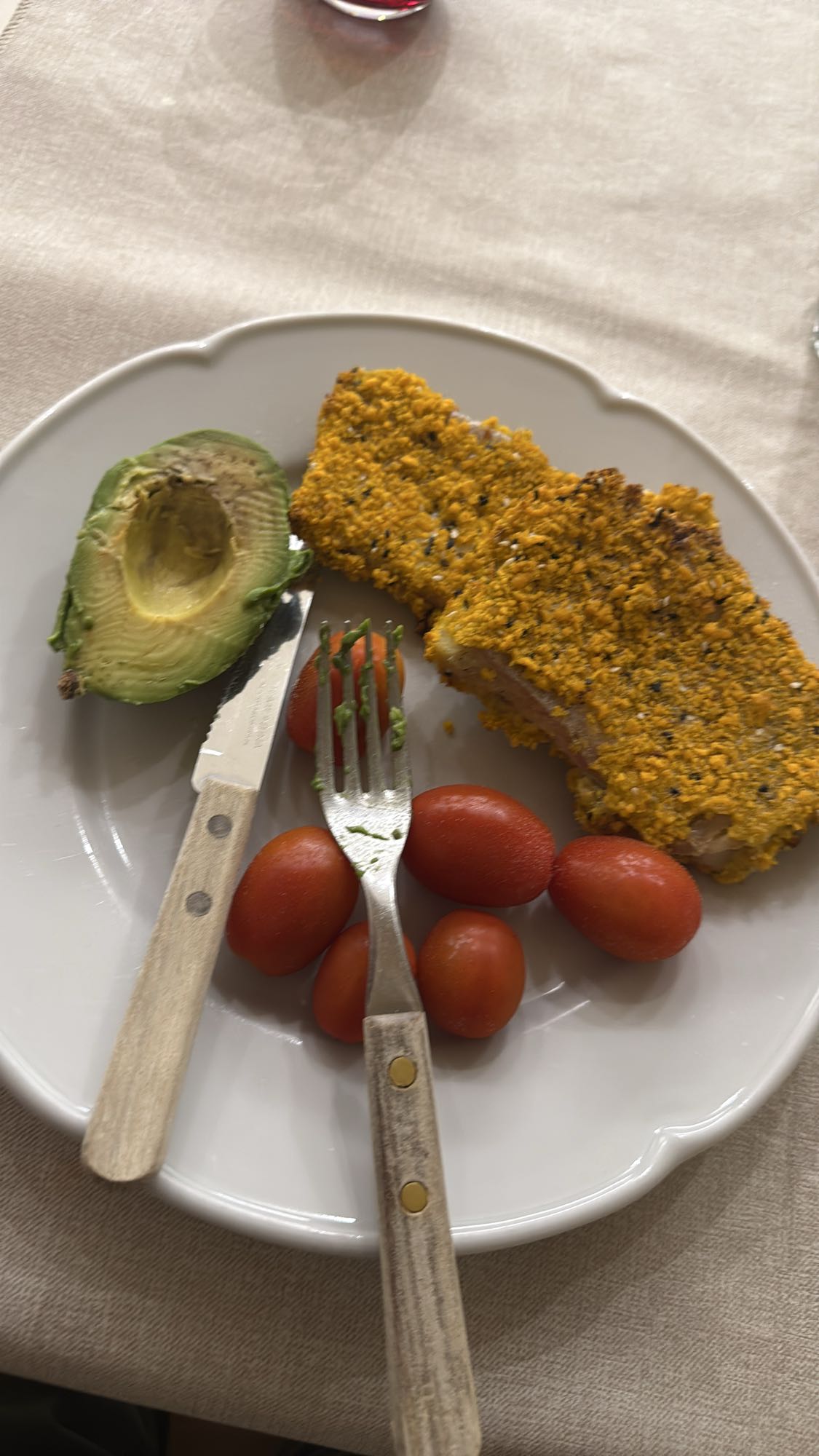 Merluza empanizada con aguacate