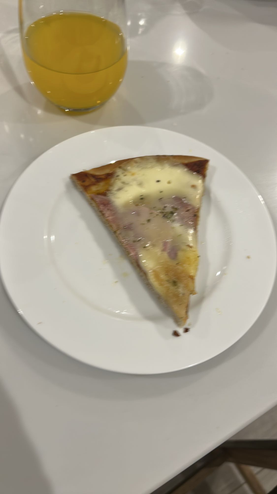 Pizza y jugo de naranja