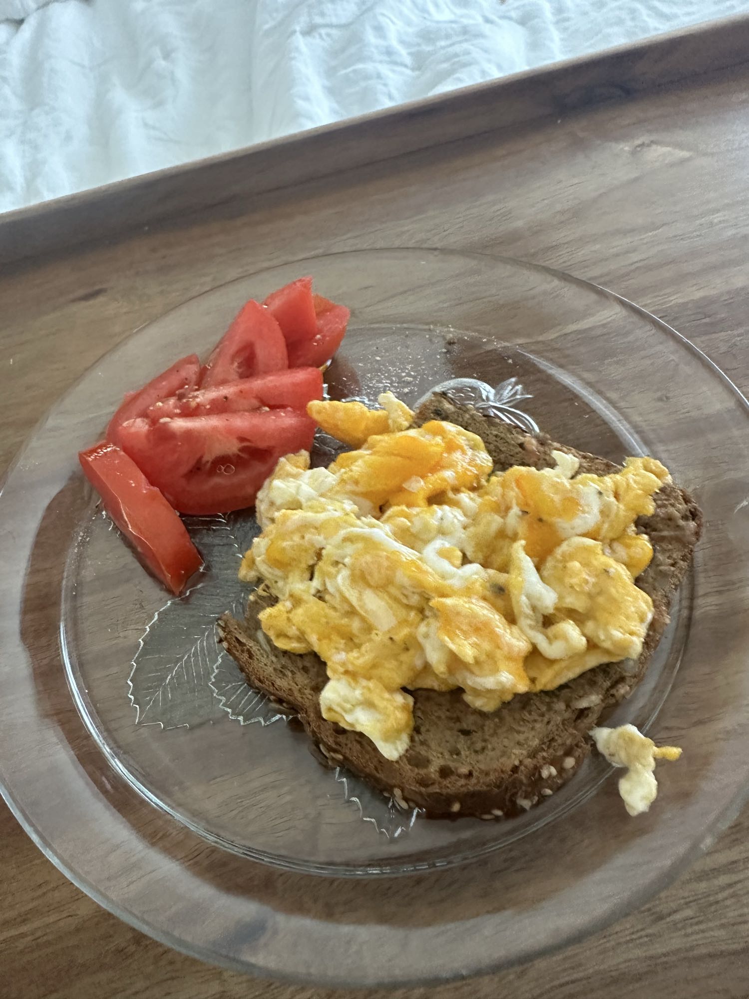 Tostada con huevo y tomate