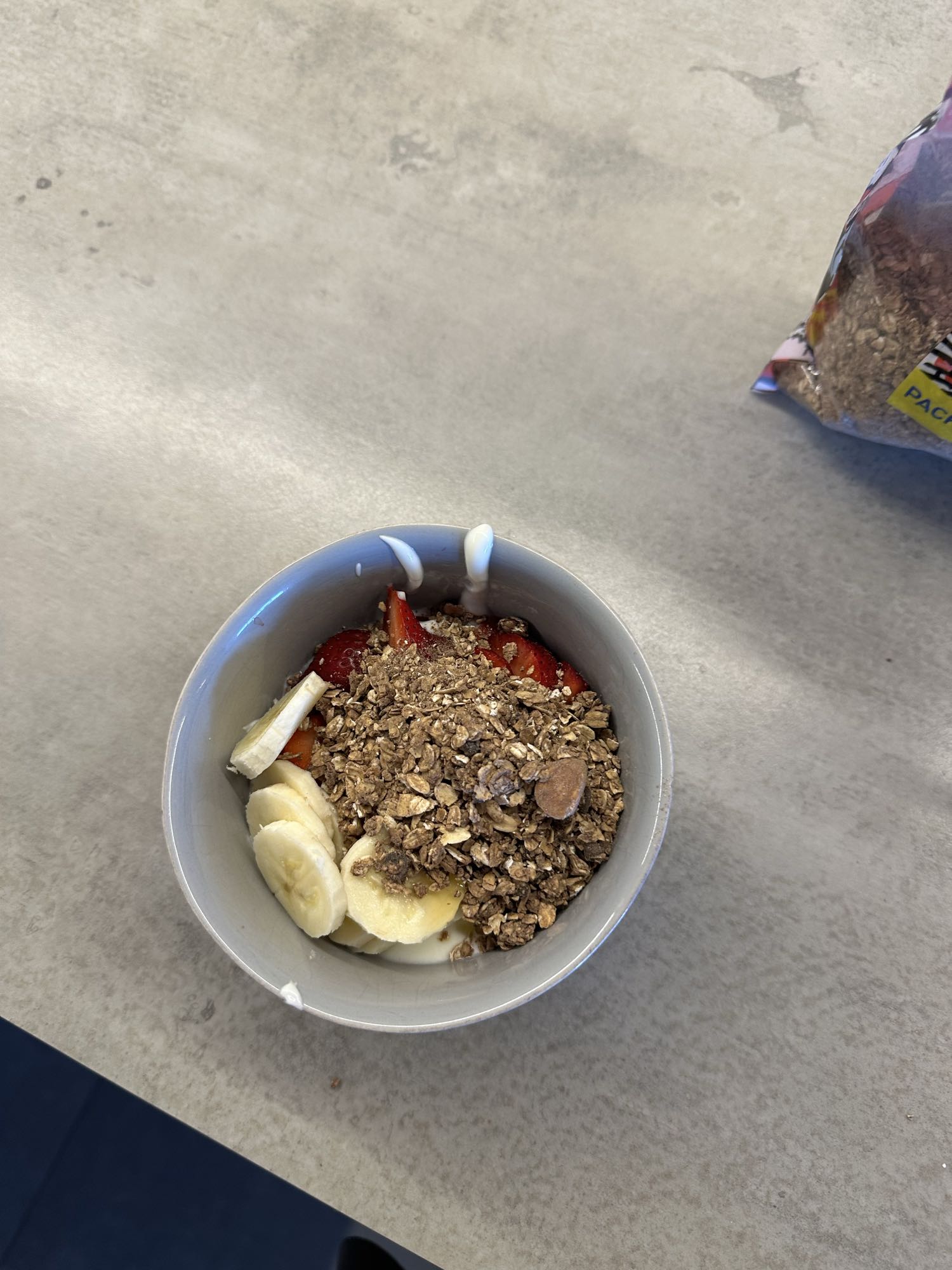 Yogur con granola y fruta