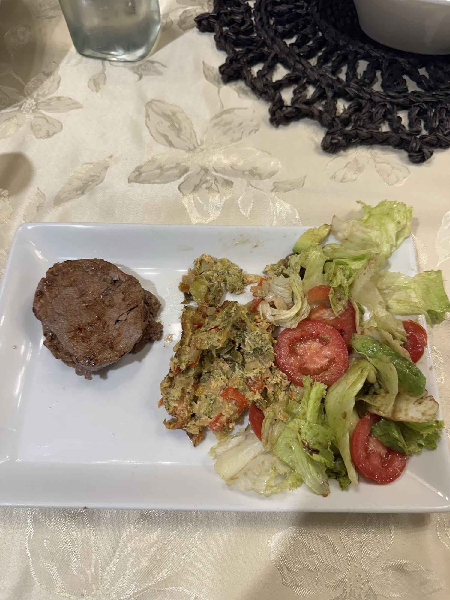 Carne con ensalada y verduras