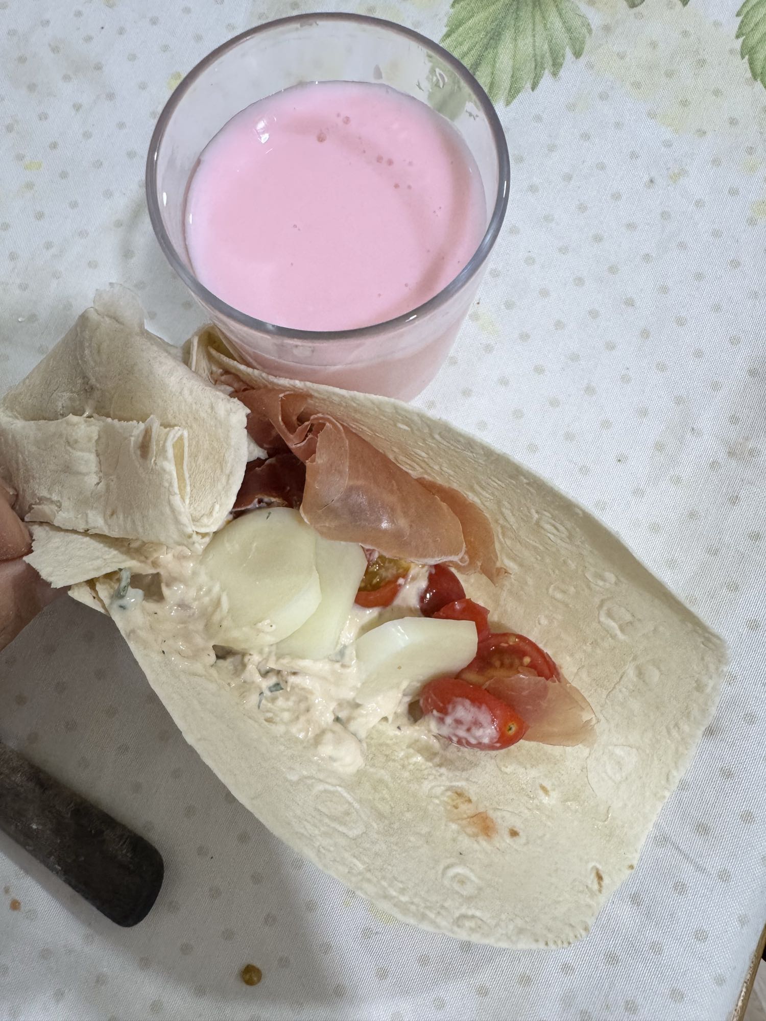 Wrap de frango e bebida rosa