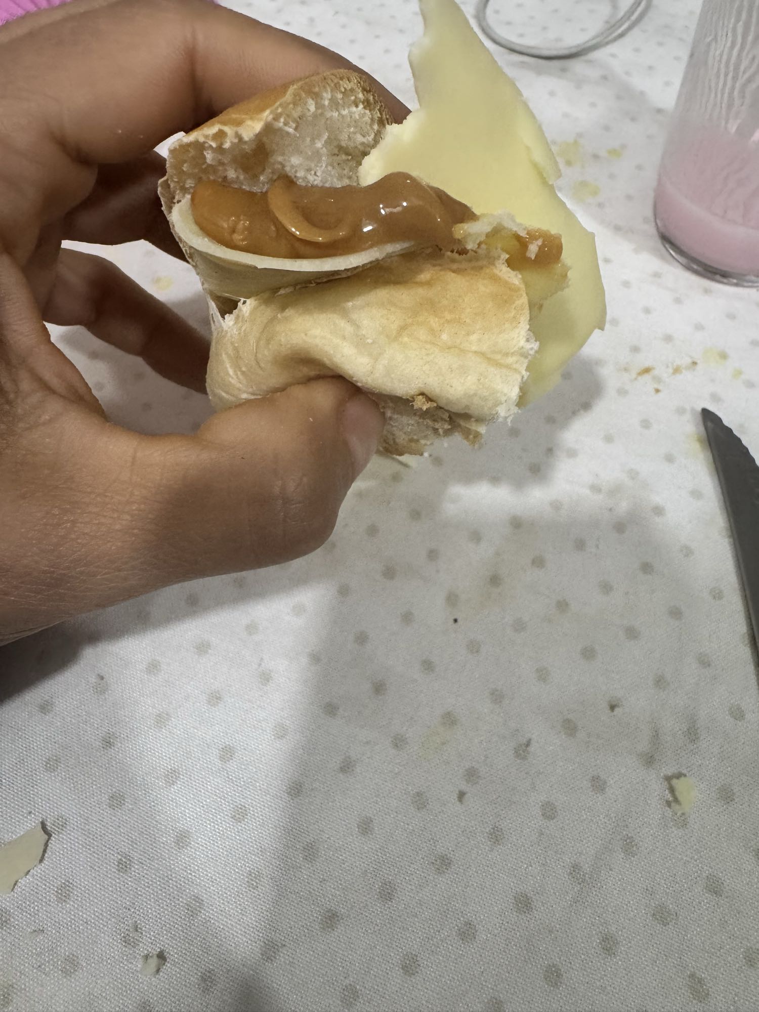 Pão com queijo e doce de leite