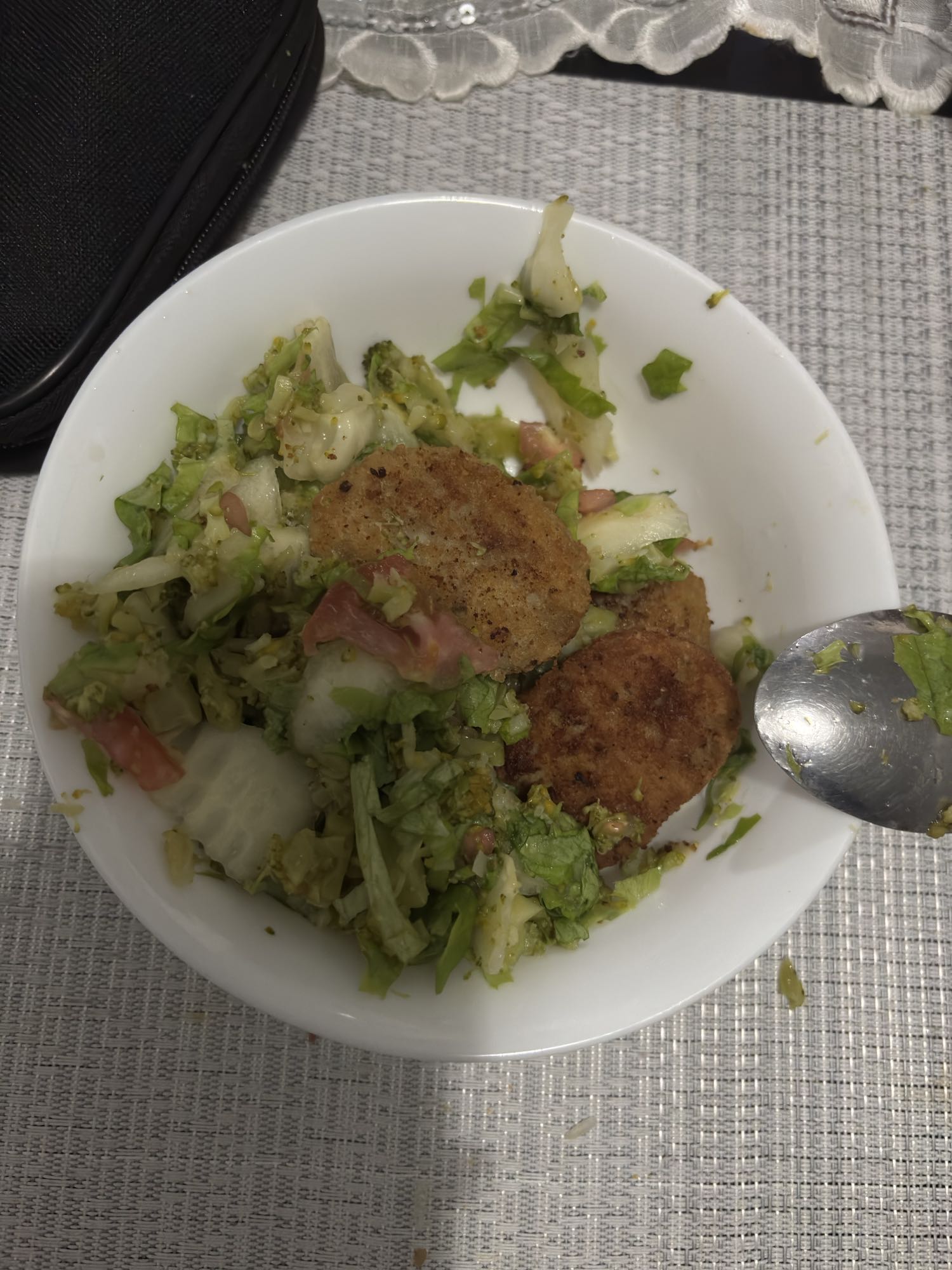 ensalada con nuggets