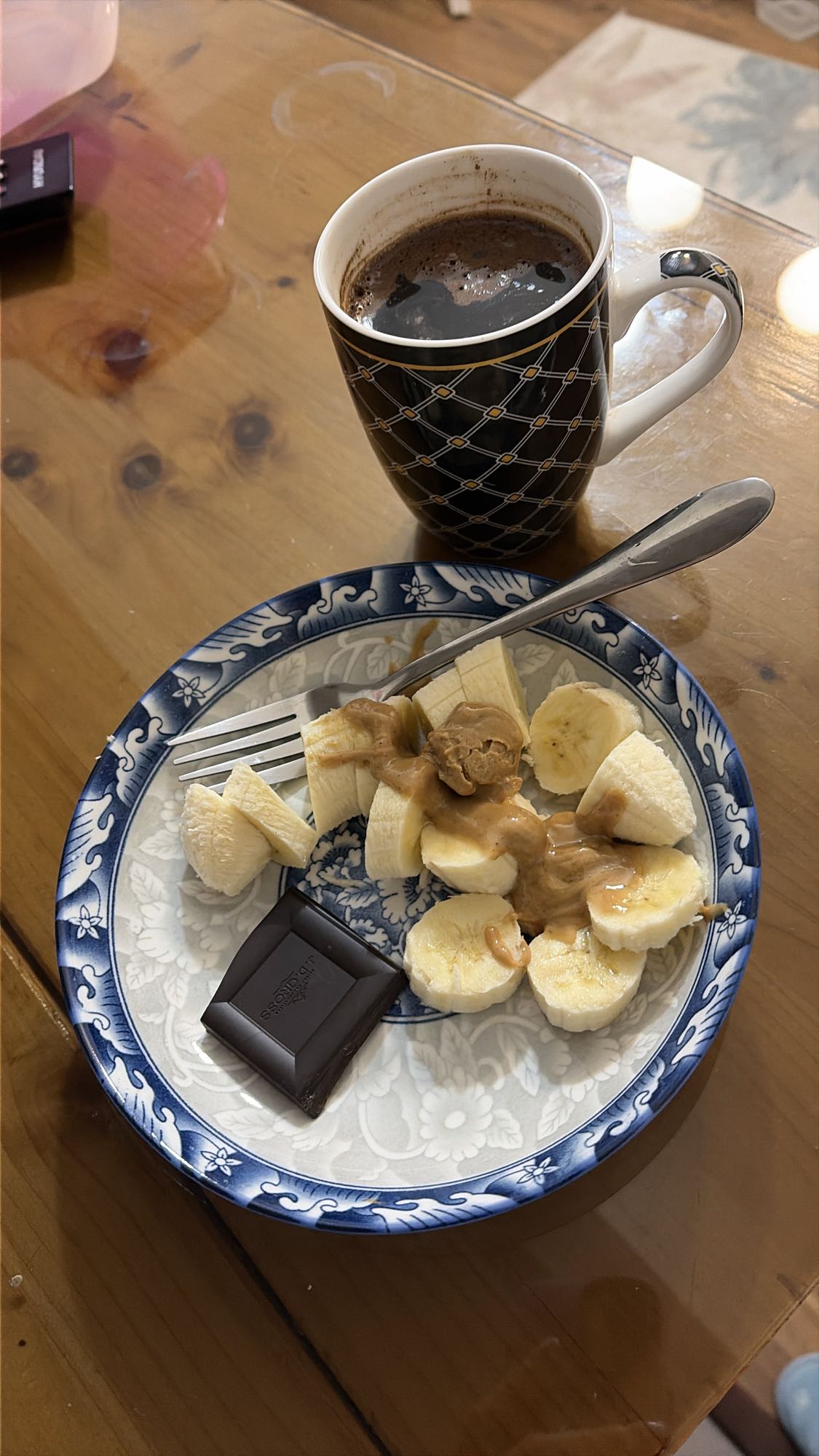 Banană, unt de arahide, ciocolată neagră, cafea cu scorțișoară și îndulcitor