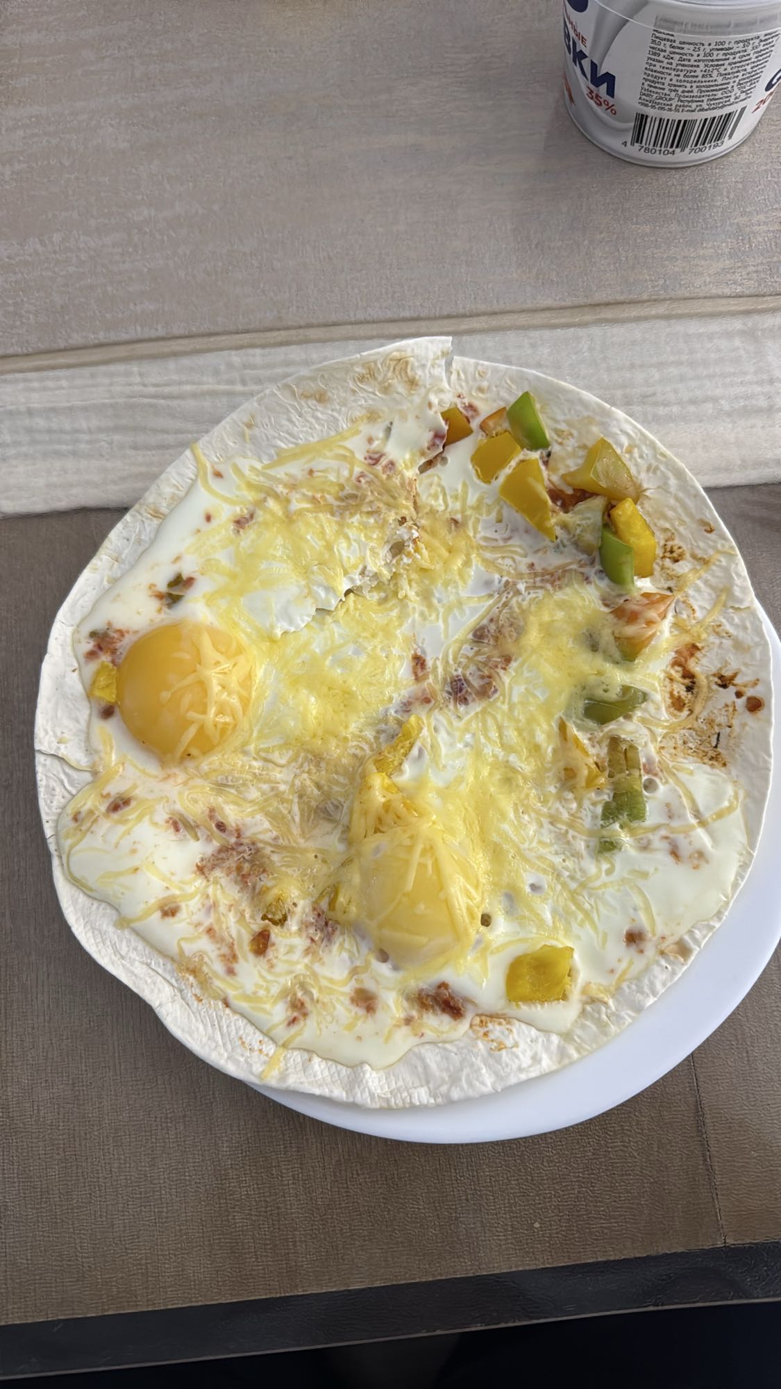 яйца на лаваше с сыром